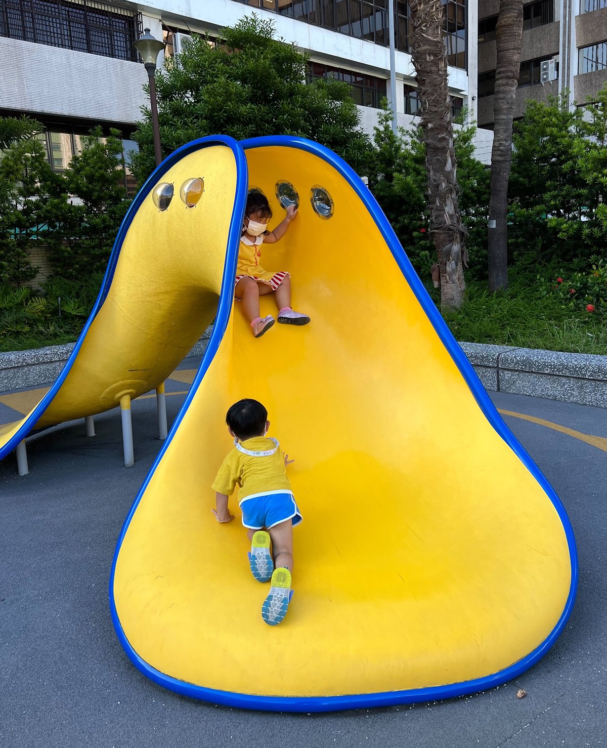 台北|金山公園特色遊戲場 沙坑/攀爬網/盪鞦韆,榕錦時光旁的小巧公園! - 第6張圖 台北|金山公園特色遊戲場 沙坑/攀爬網/盪鞦韆,榕錦時光旁的小巧公園!