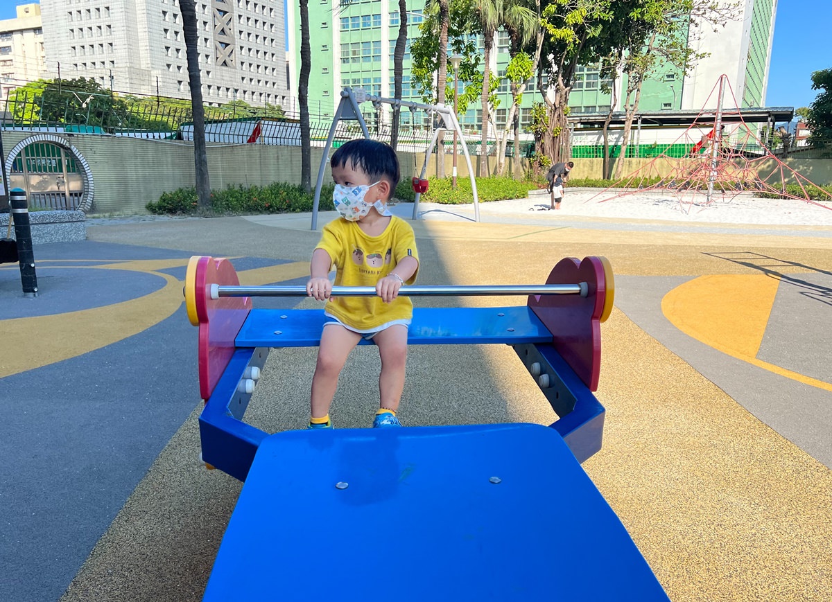 台北|金山公園特色遊戲場 沙坑/攀爬網/盪鞦韆,榕錦時光旁的小巧公園! - 第10張圖 台北|金山公園特色遊戲場 沙坑/攀爬網/盪鞦韆,榕錦時光旁的小巧公園!
