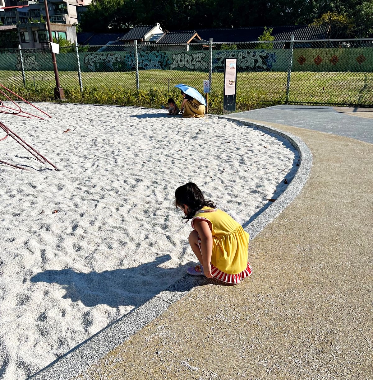 台北|金山公園特色遊戲場 沙坑/攀爬網/盪鞦韆,榕錦時光旁的小巧公園! - 第4張圖 台北|金山公園特色遊戲場 沙坑/攀爬網/盪鞦韆,榕錦時光旁的小巧公園!