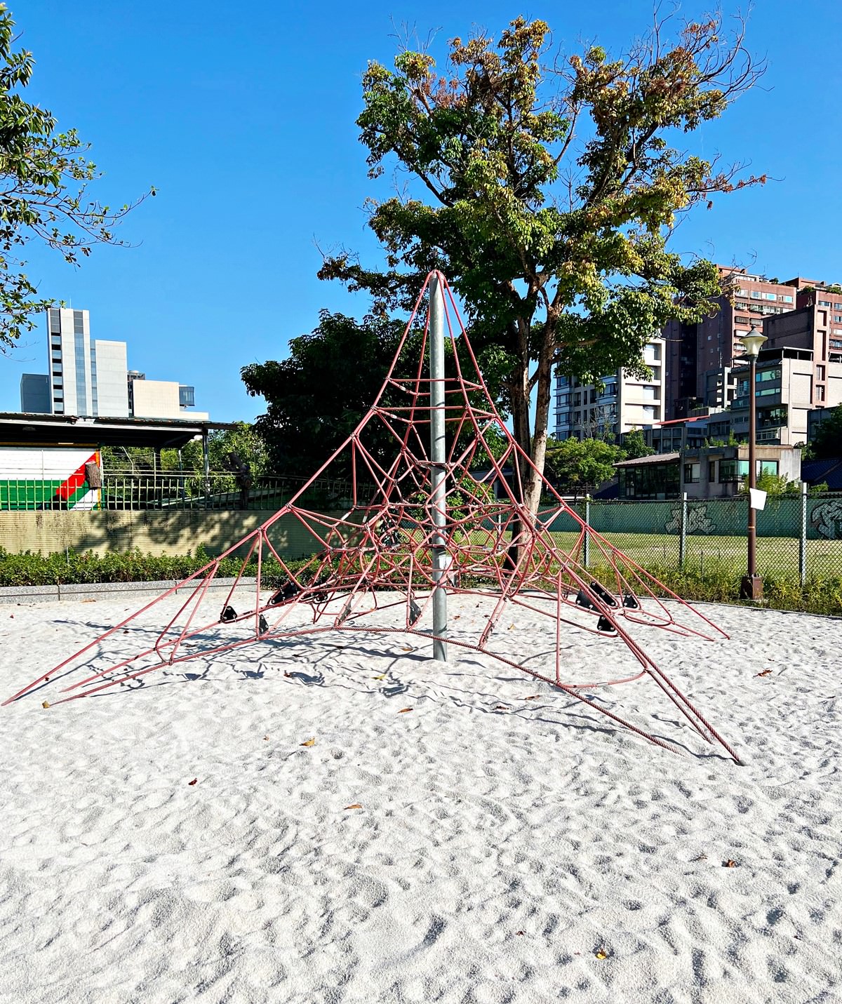 台北|金山公園特色遊戲場 沙坑/攀爬網/盪鞦韆,榕錦時光旁的小巧公園! - 第3張圖 台北|金山公園特色遊戲場 沙坑/攀爬網/盪鞦韆,榕錦時光旁的小巧公園!
