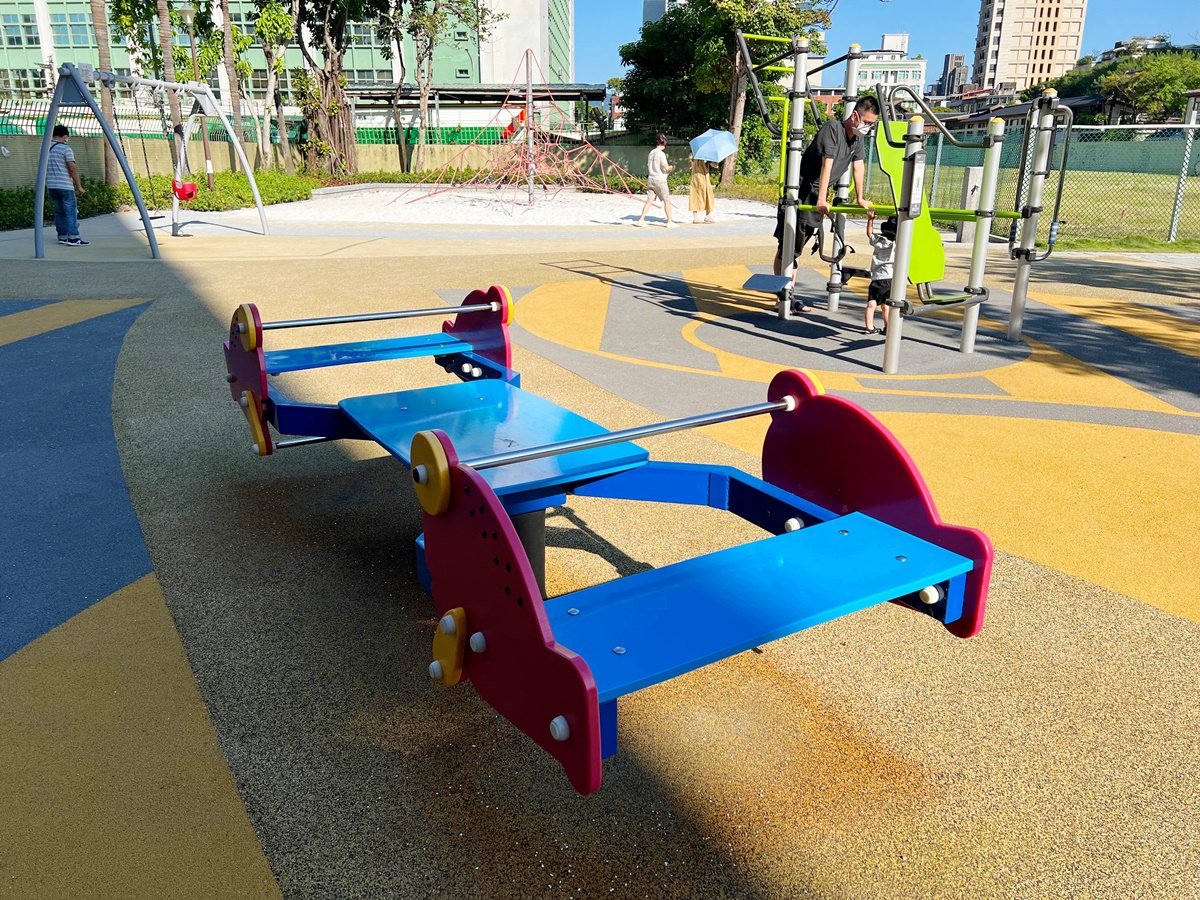 台北|金山公園特色遊戲場 沙坑/攀爬網/盪鞦韆,榕錦時光旁的小巧公園! - 第9張圖 台北|金山公園特色遊戲場 沙坑/攀爬網/盪鞦韆,榕錦時光旁的小巧公園!