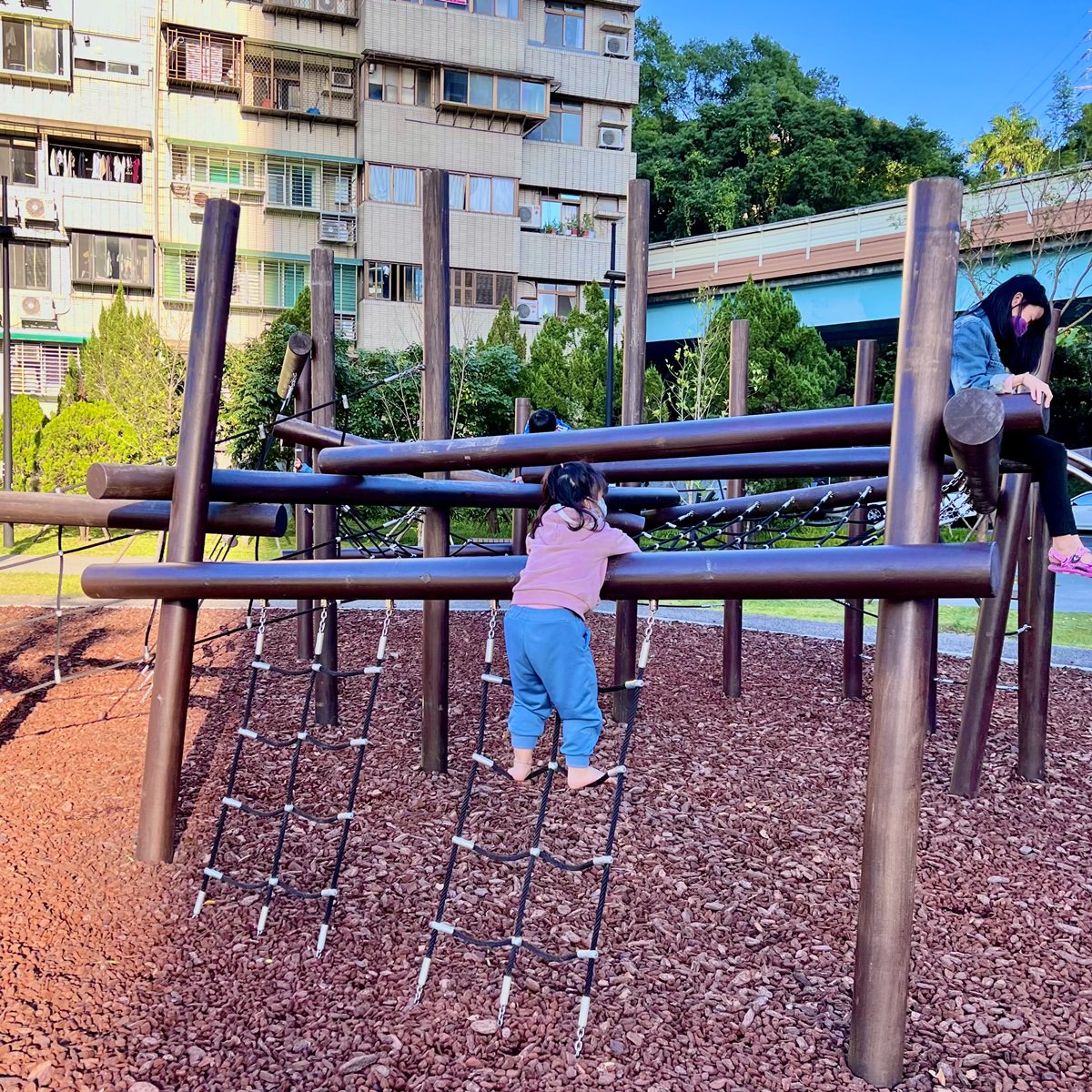 辛亥生態公園|辛亥站5分鐘台北親子公園 磨石子溜滑梯/戲沙池/原木攀爬組,超盡興放電! - 第17張圖 辛亥生態公園|辛亥站5分鐘台北親子公園 磨石子溜滑梯/戲沙池/原木攀爬組,超盡興放電!