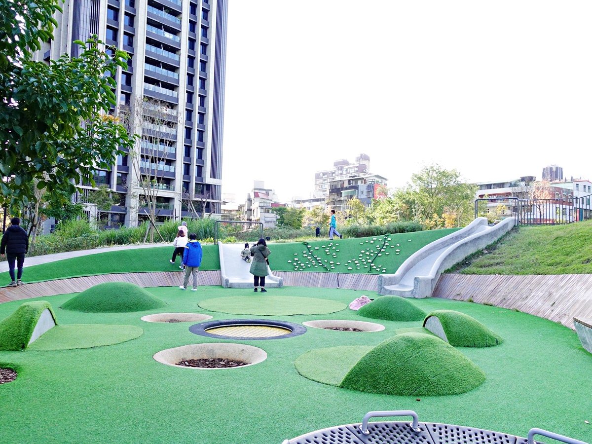 辛亥生態公園|辛亥站5分鐘台北親子公園 磨石子溜滑梯/戲沙池/原木攀爬組,超盡興放電! - 第8張圖 辛亥生態公園|辛亥站5分鐘台北親子公園 磨石子溜滑梯/戲沙池/原木攀爬組,超盡興放電!