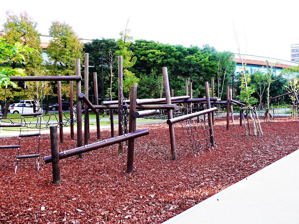 辛亥生態公園|辛亥站5分鐘台北親子公園 磨石子溜滑梯/戲沙池/原木攀爬組,超盡興放電! - 第15張圖 辛亥生態公園|辛亥站5分鐘台北親子公園 磨石子溜滑梯/戲沙池/原木攀爬組,超盡興放電!