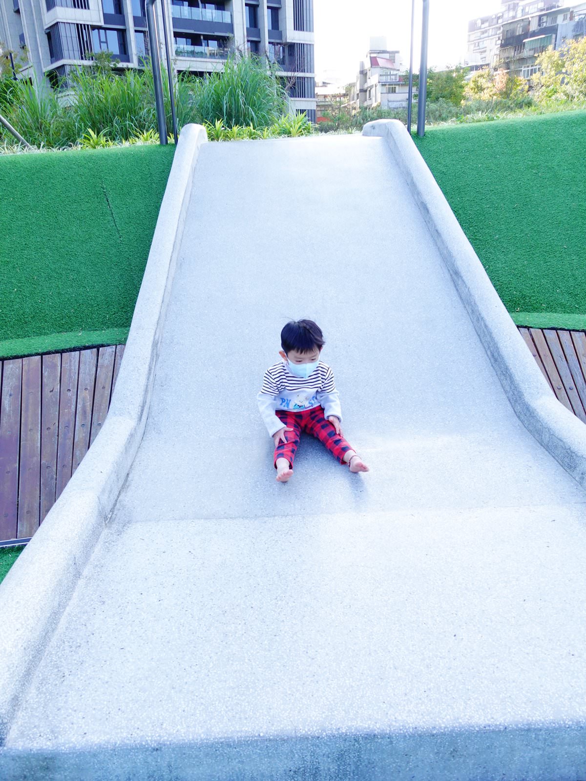 辛亥生態公園|辛亥站5分鐘台北親子公園 磨石子溜滑梯/戲沙池/原木攀爬組,超盡興放電! - 第6張圖 辛亥生態公園|辛亥站5分鐘台北親子公園 磨石子溜滑梯/戲沙池/原木攀爬組,超盡興放電!