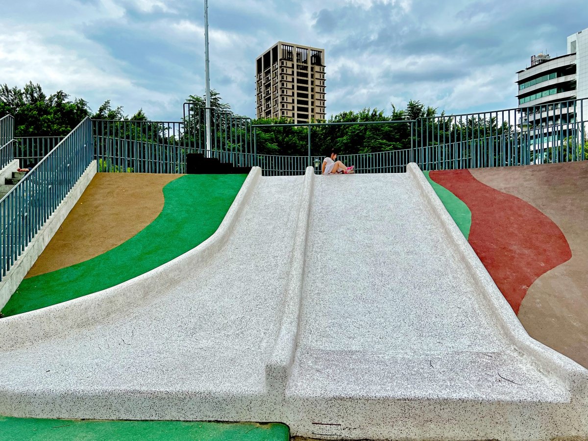 台北|北投福星公園 火山侏儸紀恐龍公園造型 場地大遊具多放電超好玩。 - 第5張圖 台北|北投福星公園 火山侏儸紀恐龍公園造型 場地大遊具多放電超好玩。