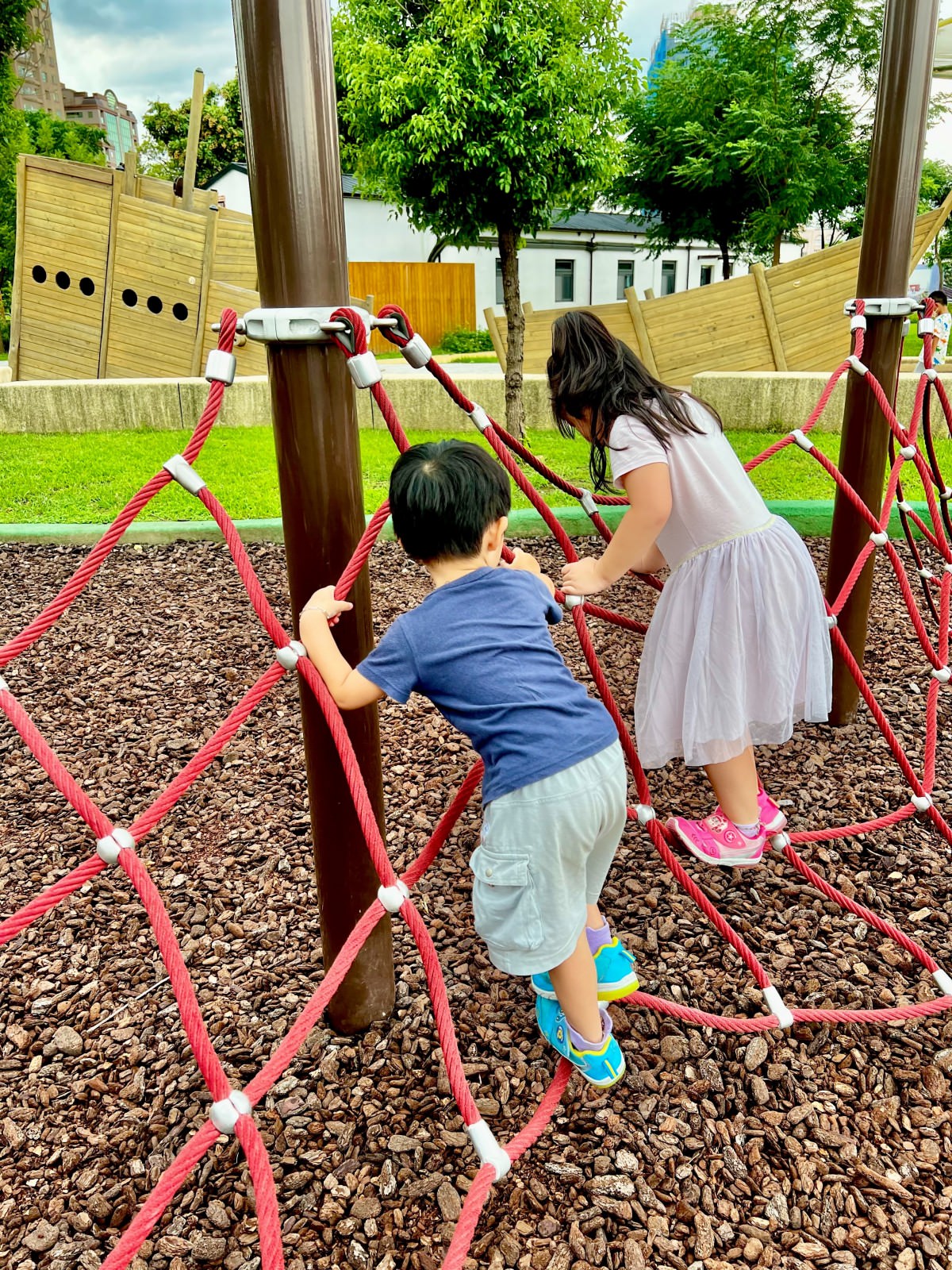 台北|北投福星公園 火山侏儸紀恐龍公園造型 場地大遊具多放電超好玩。 - 第9張圖 台北|北投福星公園 火山侏儸紀恐龍公園造型 場地大遊具多放電超好玩。