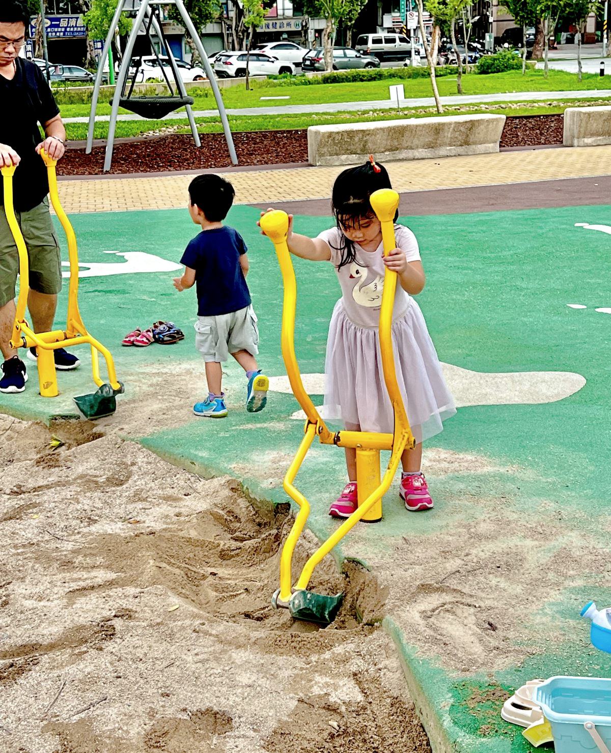 台北|北投福星公園 火山侏儸紀恐龍公園造型 場地大遊具多放電超好玩。 - 第7張圖 台北|北投福星公園 火山侏儸紀恐龍公園造型 場地大遊具多放電超好玩。