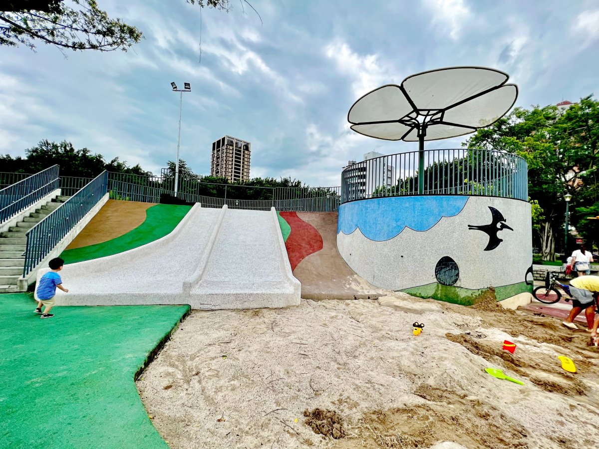 台北|北投福星公園 火山侏儸紀恐龍公園造型 場地大遊具多放電超好玩。 - 第4張圖 台北|北投福星公園 火山侏儸紀恐龍公園造型 場地大遊具多放電超好玩。