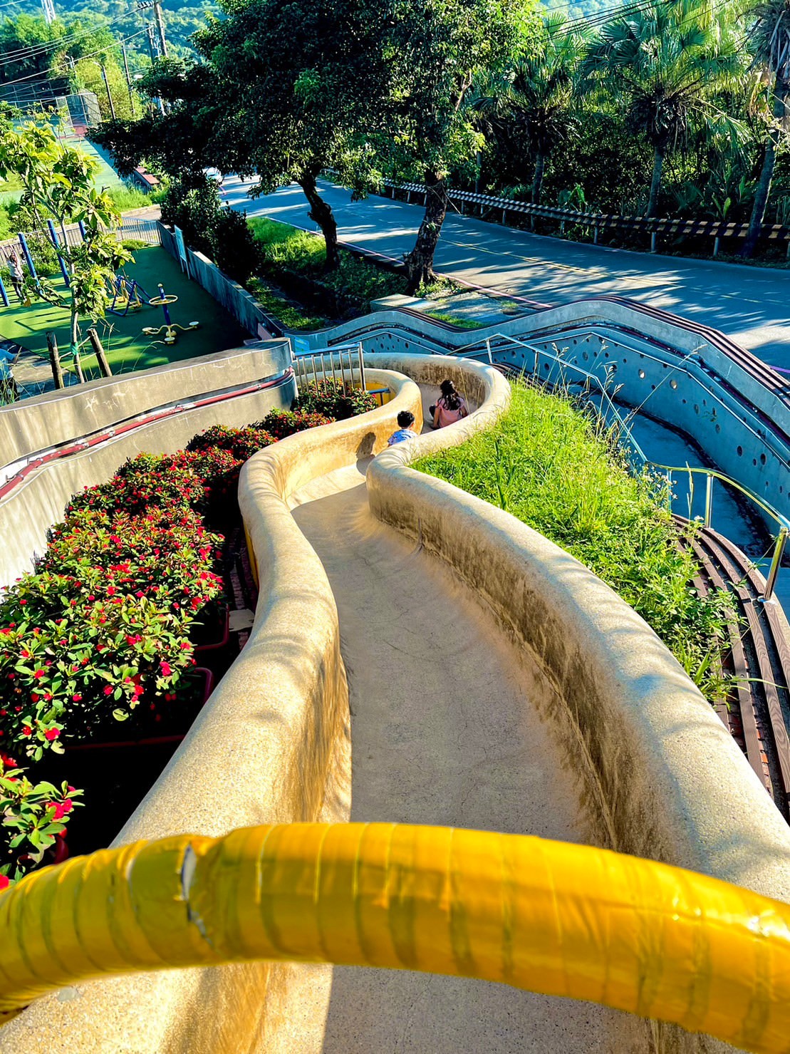 基隆特色公園|孝德公園 20公尺長溜滑梯 不用特地來,要來記得帶滑草板! - 第3張圖 基隆特色公園|孝德公園 20公尺長溜滑梯 不用特地來,要來記得帶滑草板!