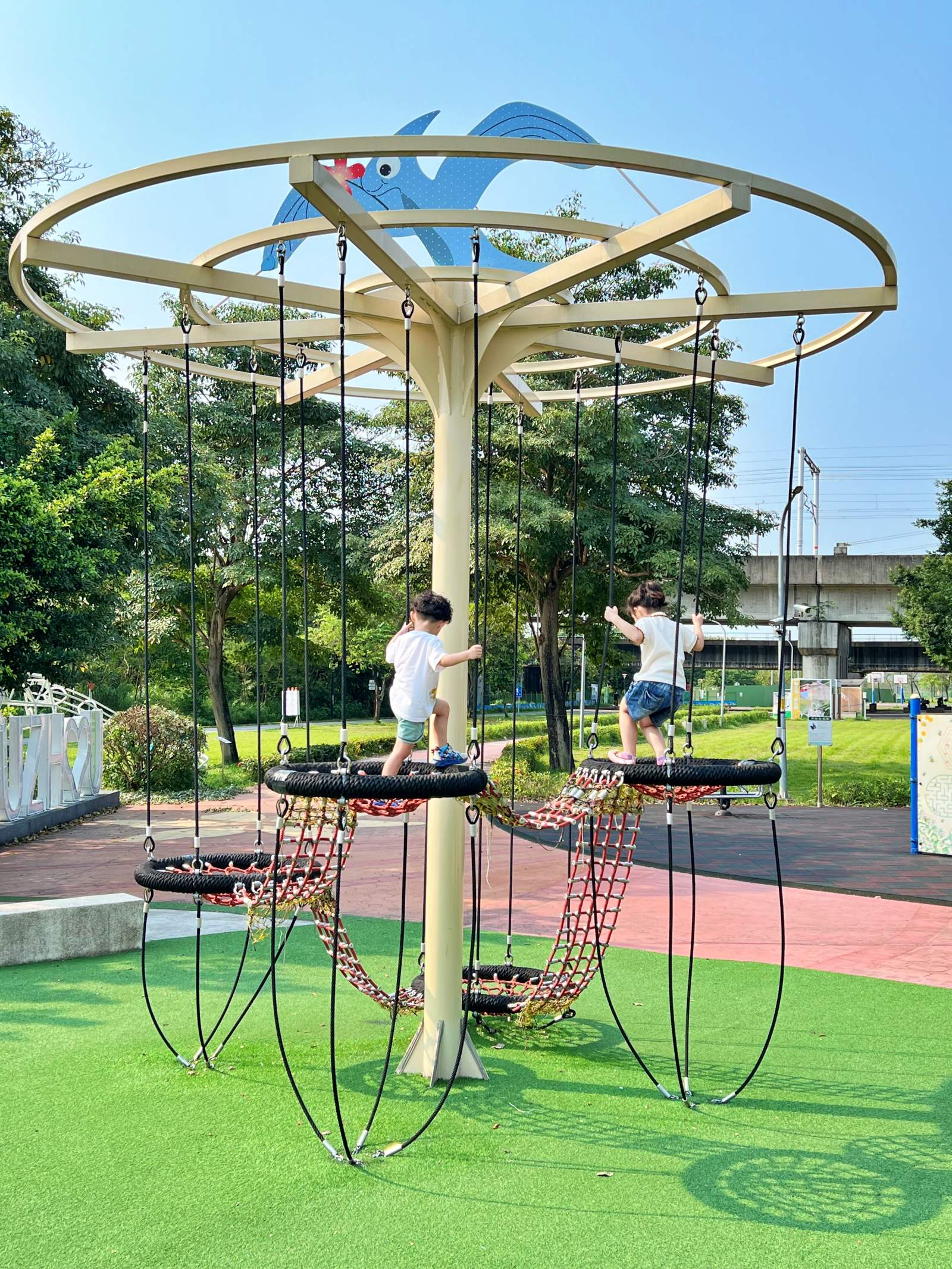 板橋親子景點|板橋浮洲藝術河濱公園 恐龍兒童遊戲場、騎自行車、免費餵小羊,一次滿足! - 第13張圖 板橋親子景點|板橋浮洲藝術河濱公園 恐龍兒童遊戲場、騎自行車、免費餵小羊,一次滿足!