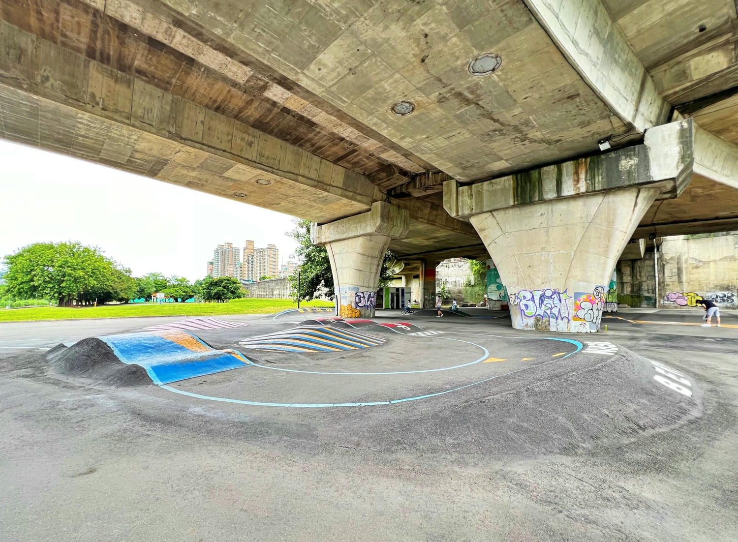新北親子景點|新店小碧潭微樂山丘自行車躍動場 享受自行越野車的樂趣! - 第8張圖 新北親子景點|新店小碧潭微樂山丘自行車躍動場 享受自行越野車的樂趣!