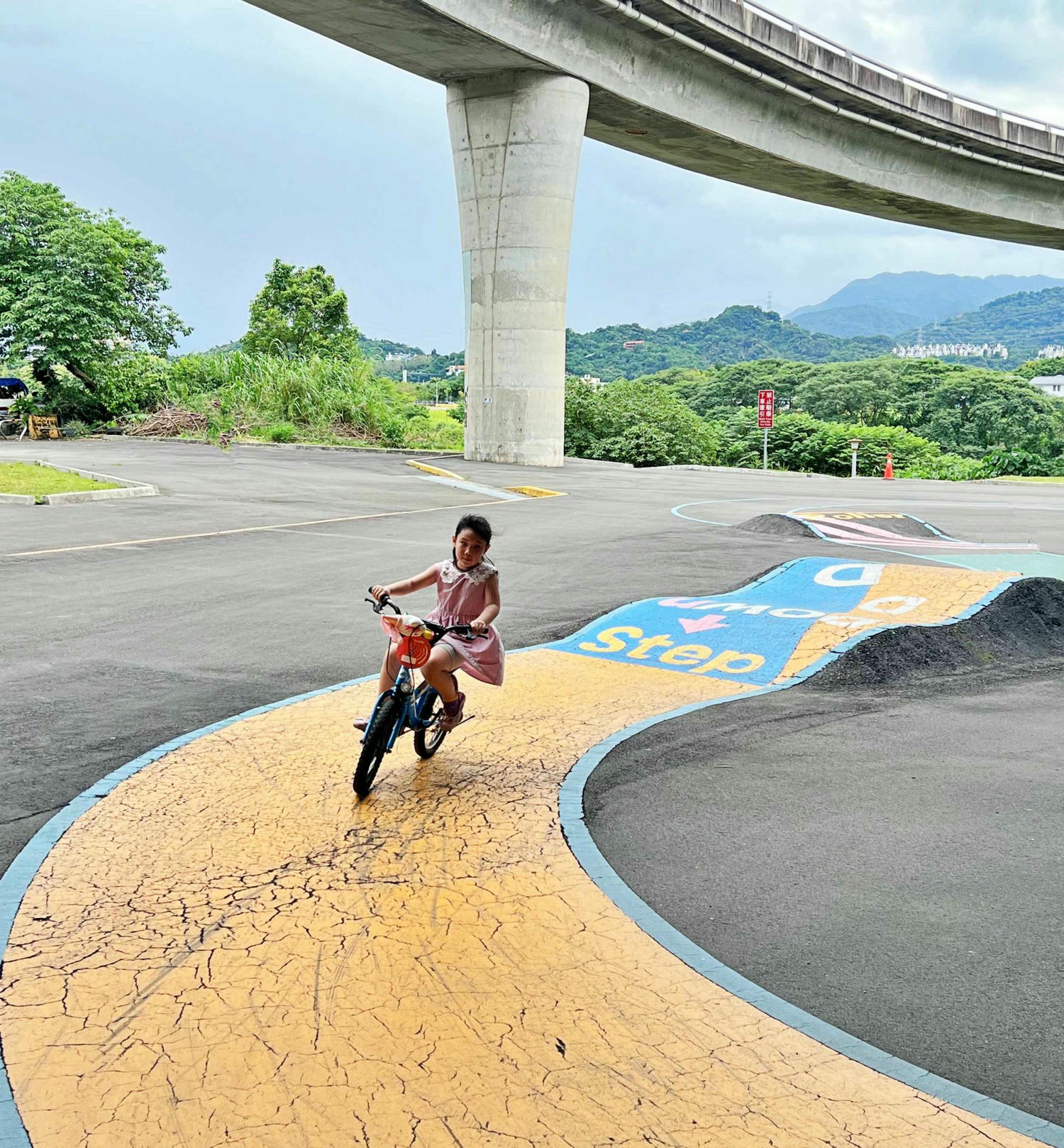 新北親子景點|新店小碧潭微樂山丘自行車躍動場 享受自行越野車的樂趣! - 第14張圖 新北親子景點|新店小碧潭微樂山丘自行車躍動場 享受自行越野車的樂趣!