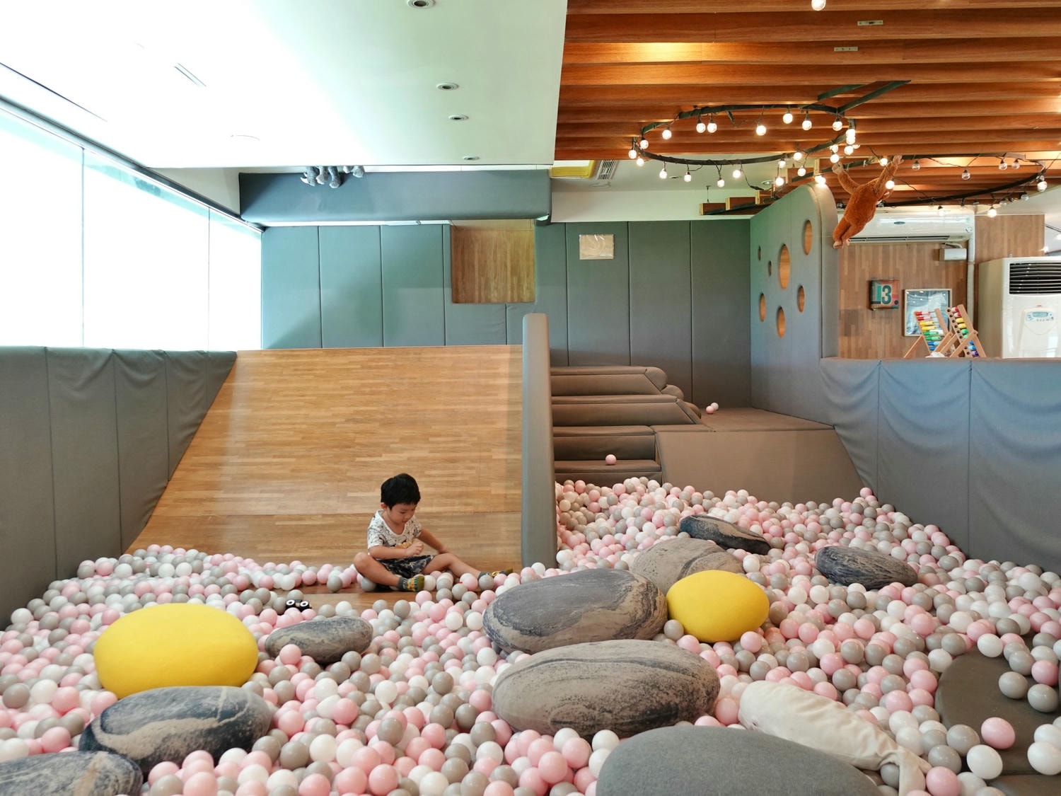 高雄|Zone Café弄咖啡親子餐廳總圖店 球池沙坑池不限用餐時間/餐點美味推薦! - 第18張圖 高雄|Zone Café弄咖啡親子餐廳總圖店 球池沙坑池不限用餐時間/餐點美味推薦!