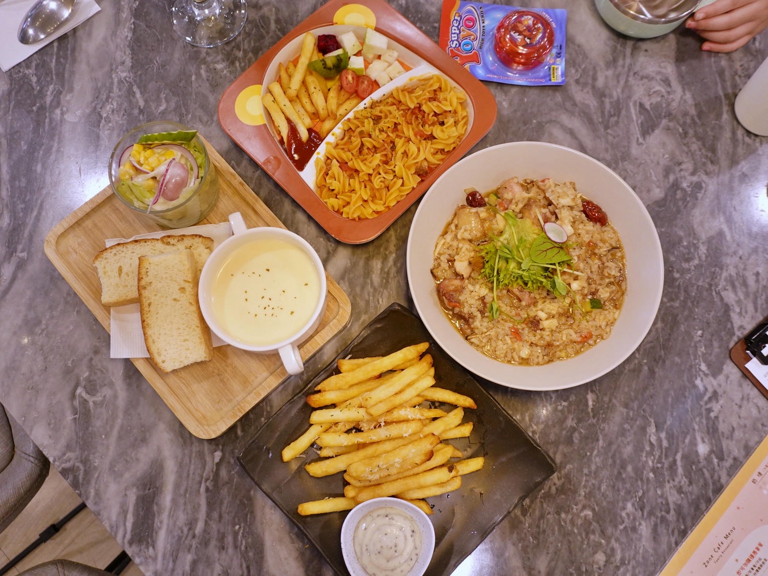 高雄|Zone Café弄咖啡親子餐廳總圖店 球池沙坑池不限用餐時間/餐點美味推薦! - 第23張圖 高雄|Zone Café弄咖啡親子餐廳總圖店 球池沙坑池不限用餐時間/餐點美味推薦!