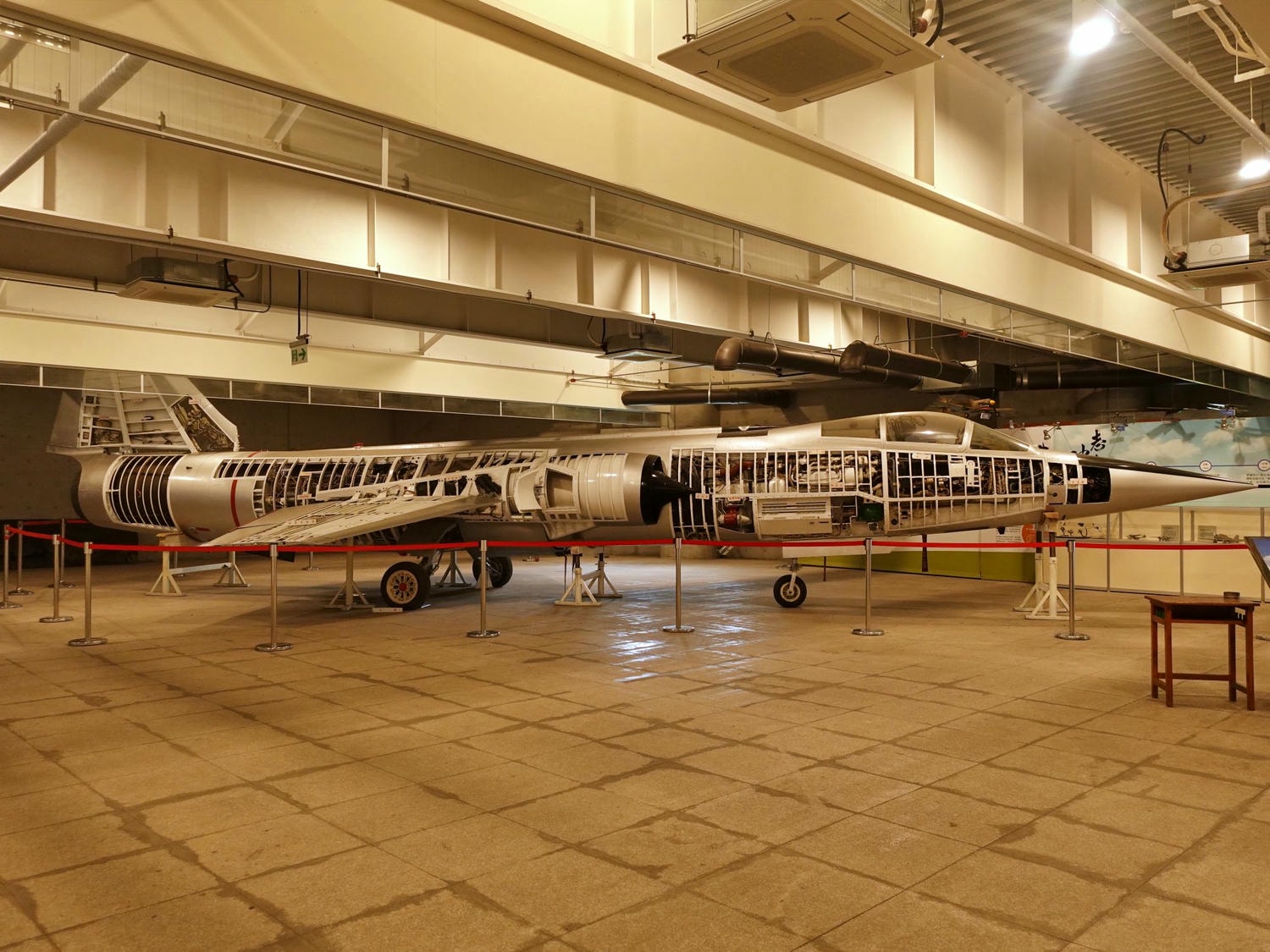 高雄岡山景點推薦|航空教育展示館 全亞洲唯一懸吊飛機的博物館,軍事迷、航空迷不能錯過! - 第28張圖 高雄岡山景點推薦|航空教育展示館 全亞洲唯一懸吊飛機的博物館,軍事迷、航空迷不能錯過!