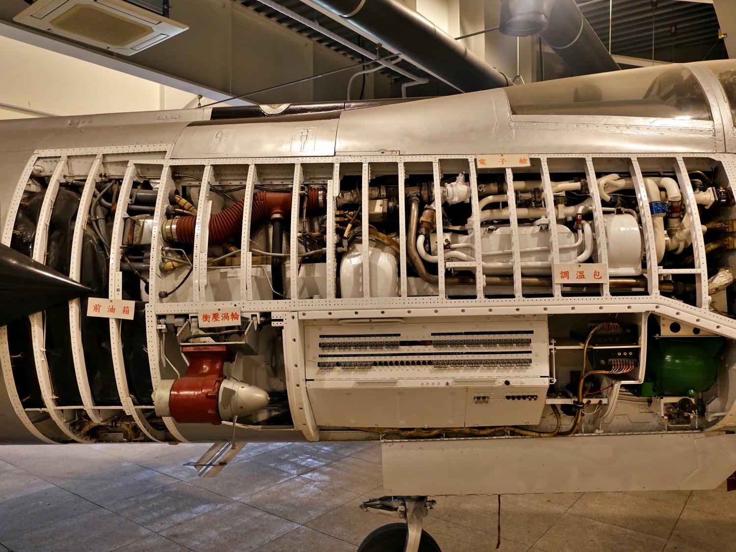 高雄岡山景點推薦|航空教育展示館 全亞洲唯一懸吊飛機的博物館,軍事迷、航空迷不能錯過! - 第29張圖 高雄岡山景點推薦|航空教育展示館 全亞洲唯一懸吊飛機的博物館,軍事迷、航空迷不能錯過!