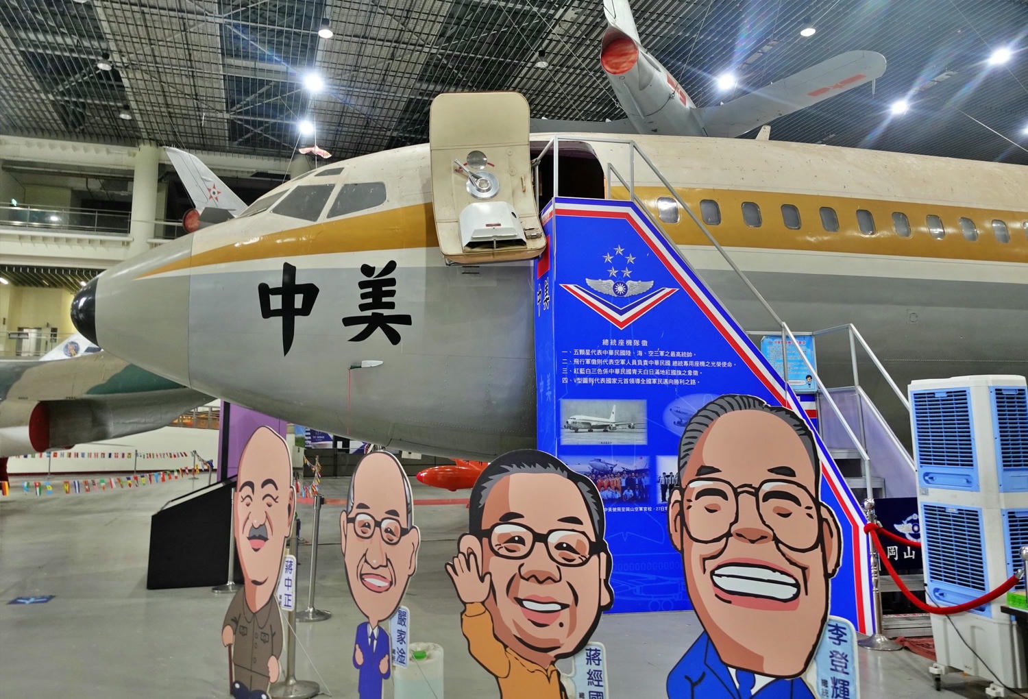 高雄岡山景點推薦|航空教育展示館 全亞洲唯一懸吊飛機的博物館,軍事迷、航空迷不能錯過! - 第32張圖 高雄岡山景點推薦|航空教育展示館 全亞洲唯一懸吊飛機的博物館,軍事迷、航空迷不能錯過!