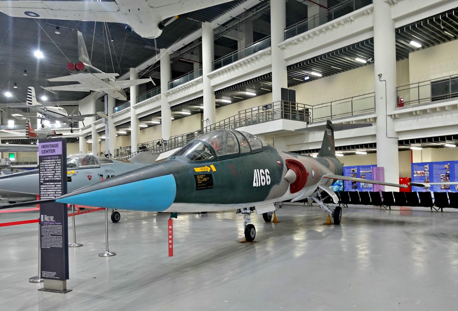 高雄岡山景點推薦|航空教育展示館 全亞洲唯一懸吊飛機的博物館,軍事迷、航空迷不能錯過! - 第39張圖 高雄岡山景點推薦|航空教育展示館 全亞洲唯一懸吊飛機的博物館,軍事迷、航空迷不能錯過!