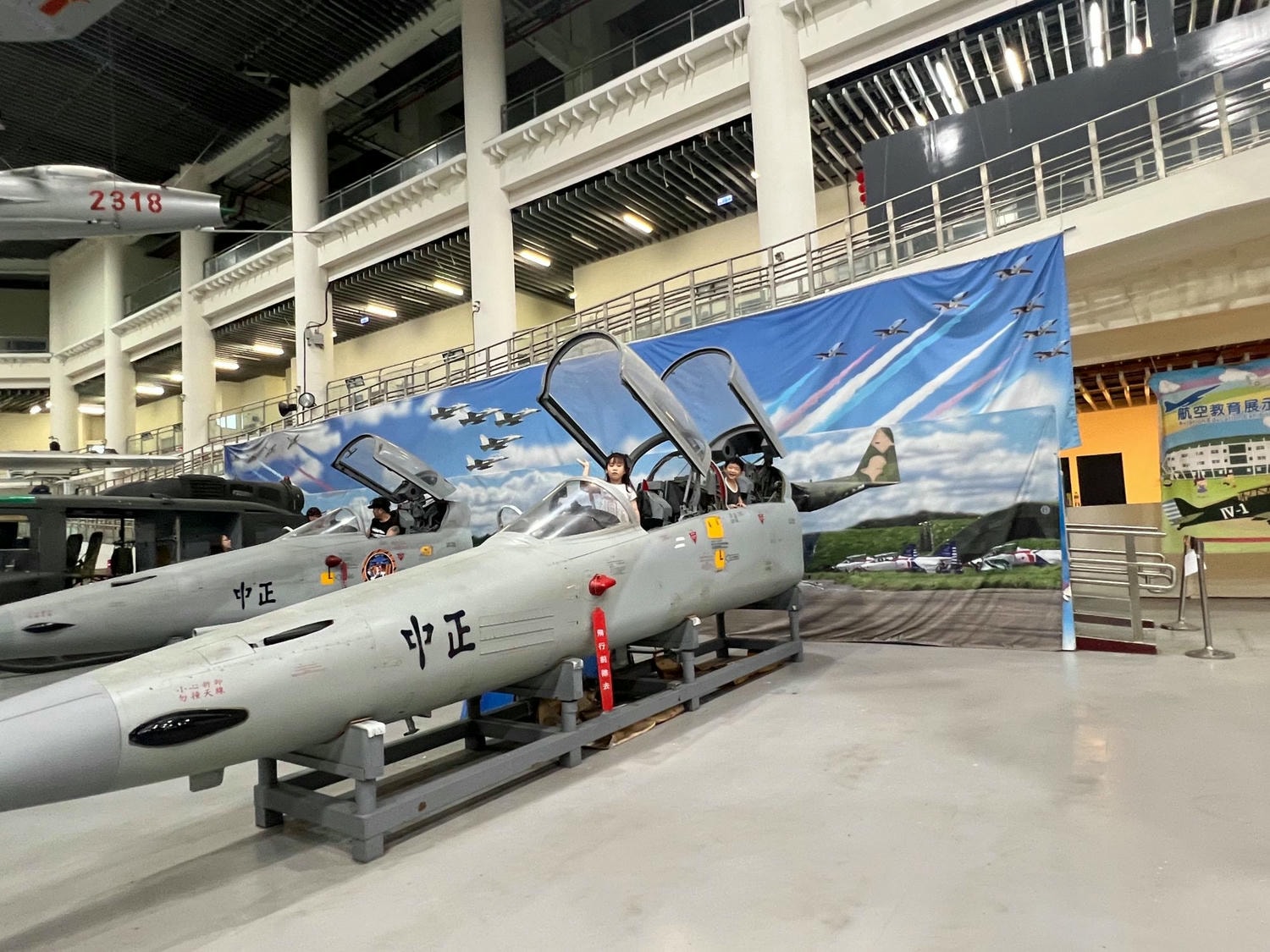 高雄岡山景點推薦|航空教育展示館 全亞洲唯一懸吊飛機的博物館,軍事迷、航空迷不能錯過! - 第37張圖 高雄岡山景點推薦|航空教育展示館 全亞洲唯一懸吊飛機的博物館,軍事迷、航空迷不能錯過!