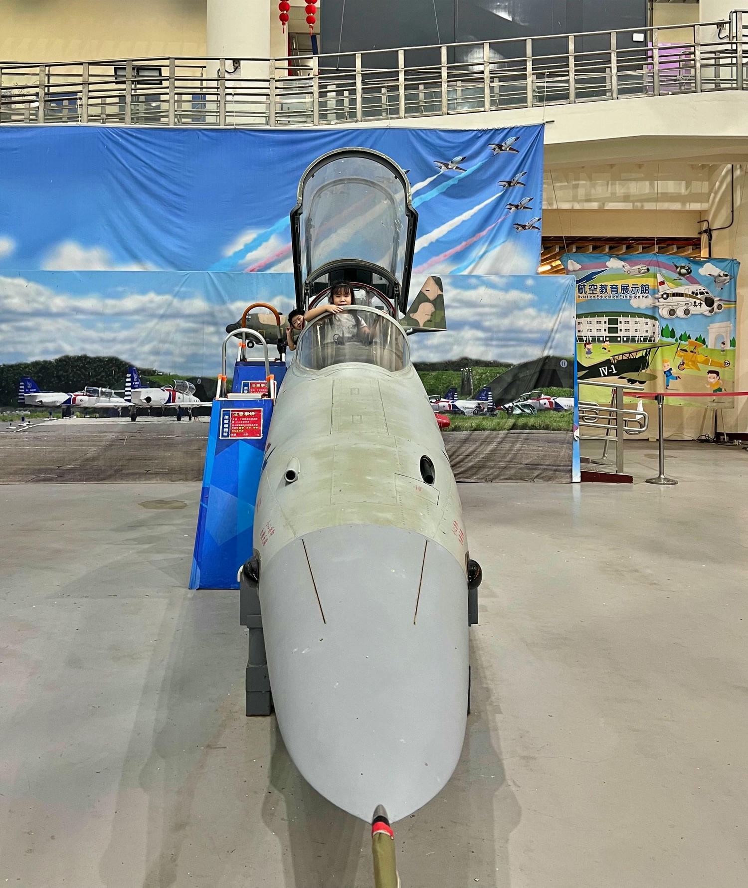 高雄岡山景點推薦|航空教育展示館 全亞洲唯一懸吊飛機的博物館,軍事迷、航空迷不能錯過! - 第36張圖 高雄岡山景點推薦|航空教育展示館 全亞洲唯一懸吊飛機的博物館,軍事迷、航空迷不能錯過!