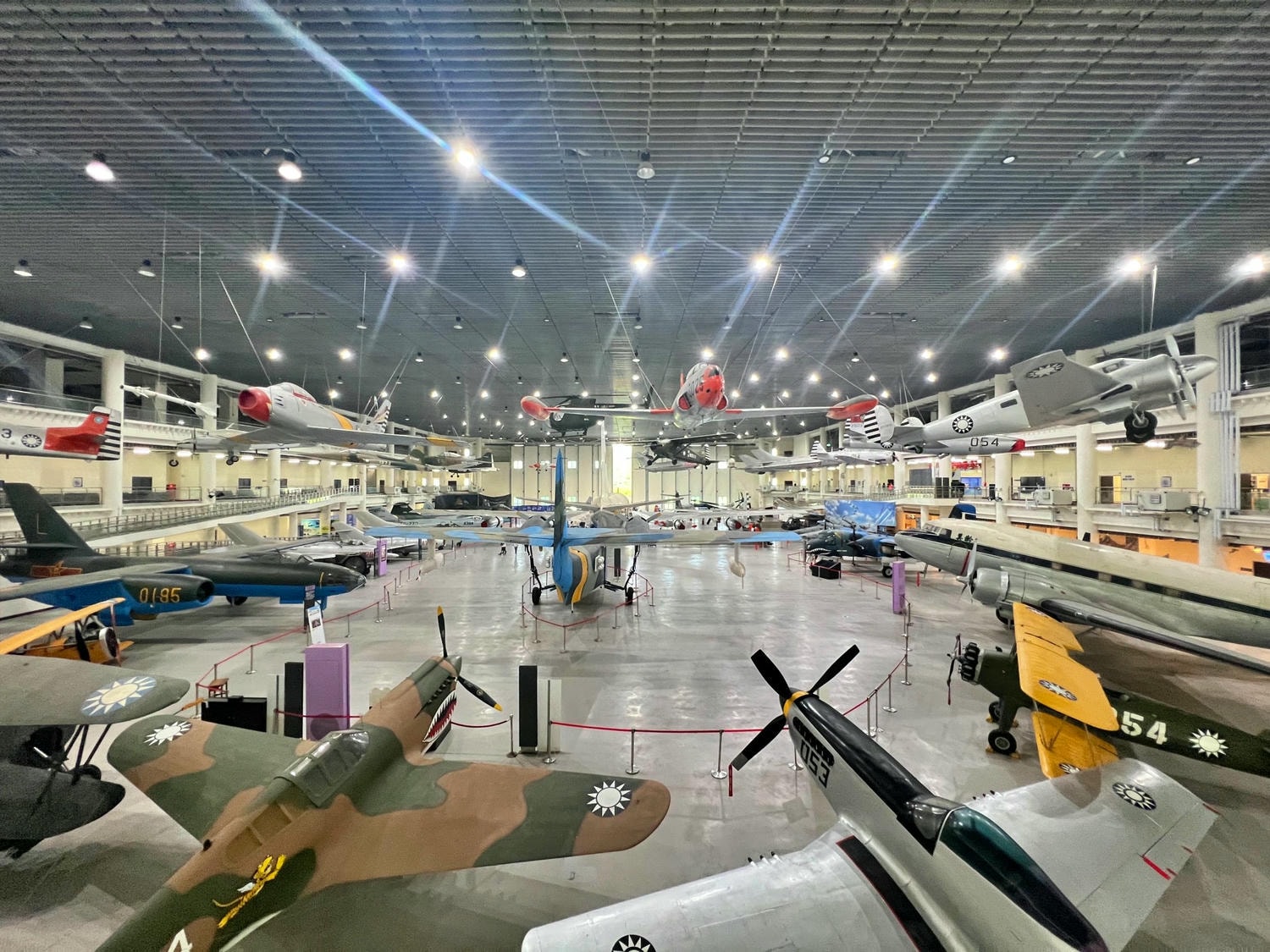 高雄岡山景點推薦|航空教育展示館 全亞洲唯一懸吊飛機的博物館,軍事迷、航空迷不能錯過! - 第1張圖 航空教育展示館