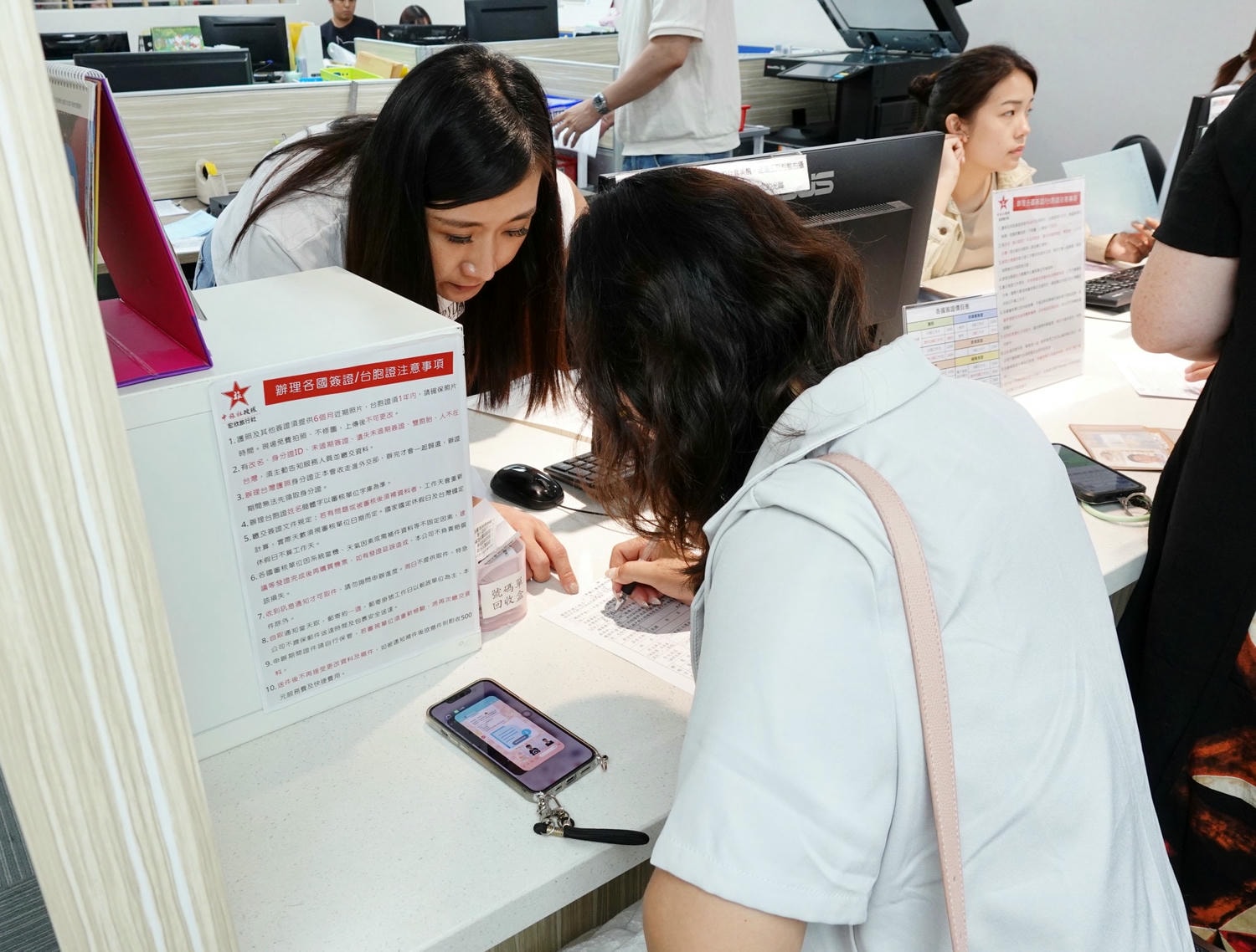 宏欣澳中旅代辦護照超推薦!免費拍照、快速辦理,出國不再等! - 第6張圖 宏欣澳中旅代辦護照超推薦!免費拍照、快速辦理,出國不再等!