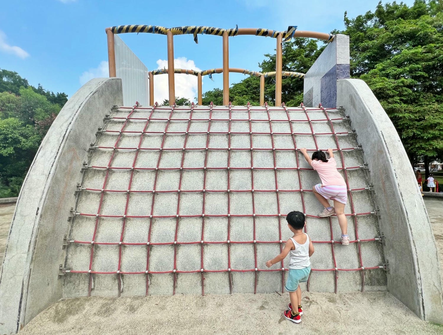 新北親子公園|中和八二三紀念公園(四號公園) 兩座共融公園讓你一次玩個夠! - 第13張圖 新北親子公園|中和八二三紀念公園(四號公園) 兩座共融公園讓你一次玩個夠!