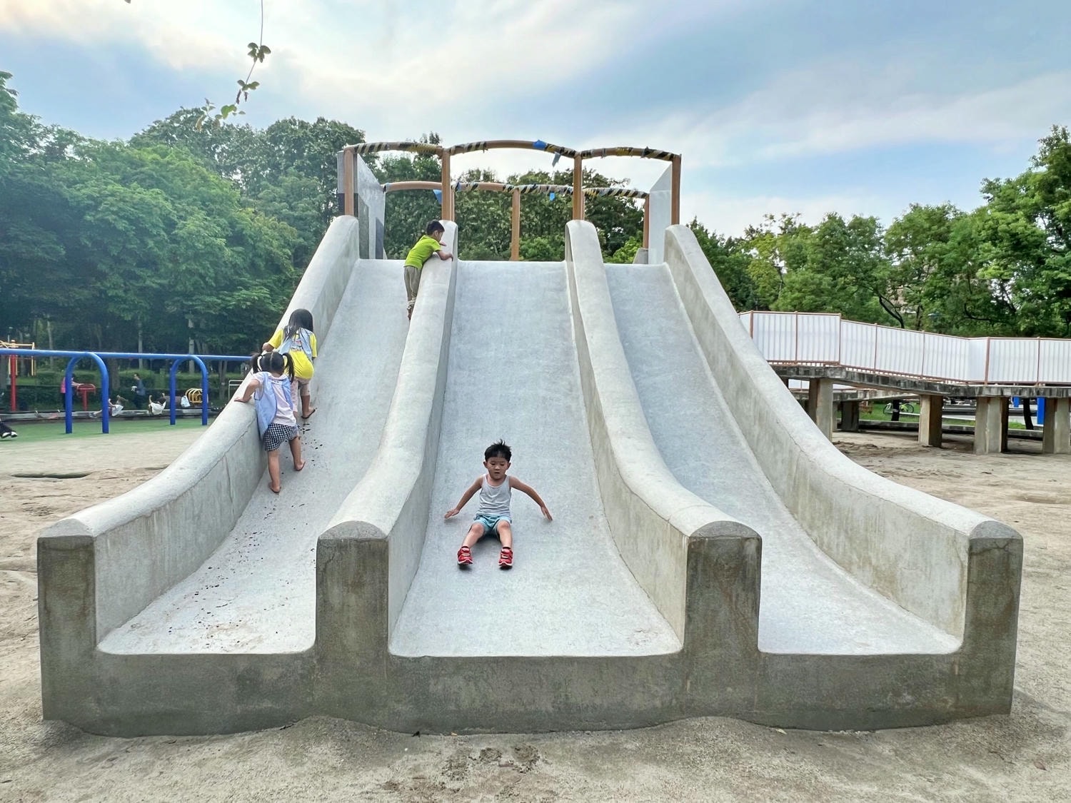 新北親子公園|中和八二三紀念公園(四號公園) 兩座共融公園讓你一次玩個夠! - 第16張圖 新北親子公園|中和八二三紀念公園(四號公園) 兩座共融公園讓你一次玩個夠!