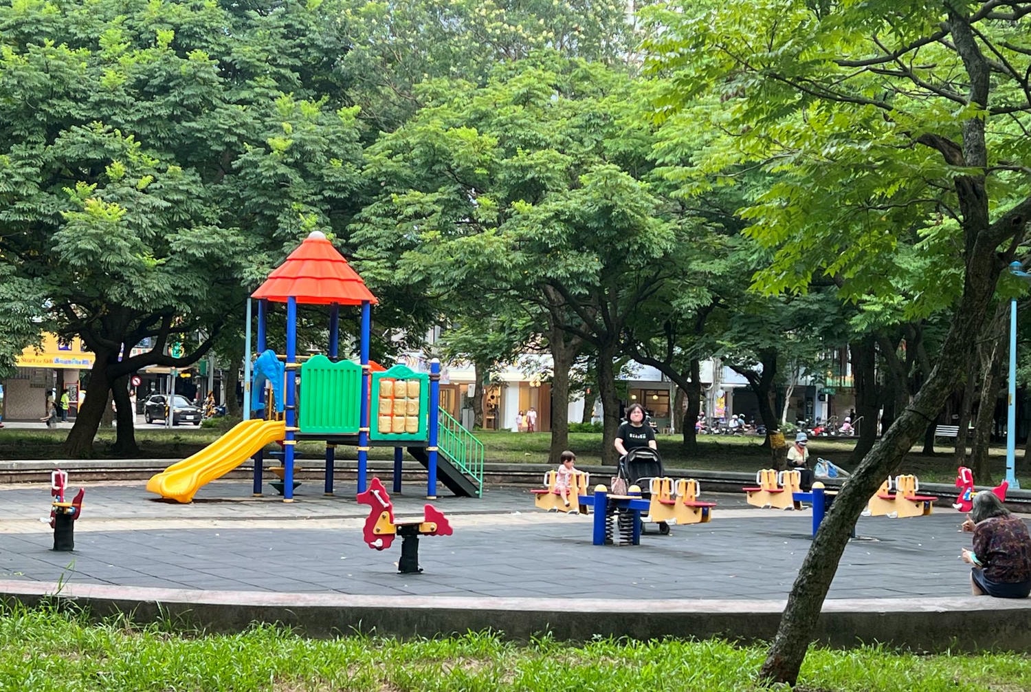 新北親子公園|中和八二三紀念公園(四號公園) 兩座共融公園讓你一次玩個夠! - 第18張圖 新北親子公園|中和八二三紀念公園(四號公園) 兩座共融公園讓你一次玩個夠!