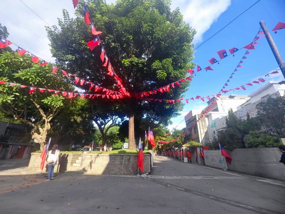 三重同安36公園(蘋果樹公園) 蘋果溜滑梯/毛毛蟲鞦韆 鑽龍步道平台好玩又刺激! - 第17張圖 三重同安36公園(蘋果樹公園) 蘋果溜滑梯/毛毛蟲鞦韆 鑽龍步道平台好玩又刺激!