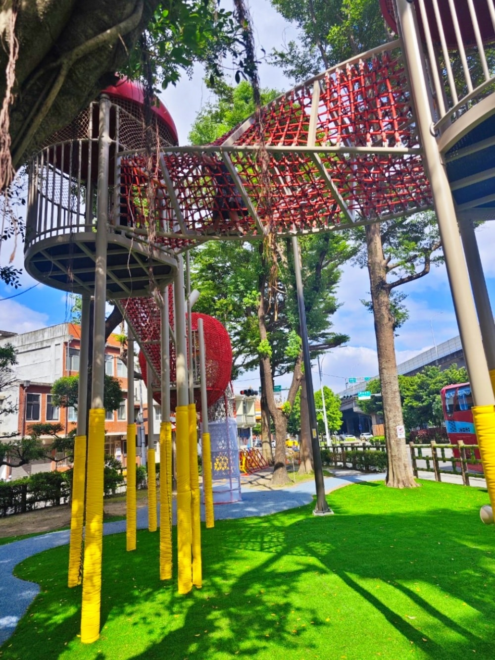 三重同安36公園(蘋果樹公園) 蘋果溜滑梯/毛毛蟲鞦韆 鑽龍步道平台好玩又刺激! - 第10張圖 三重同安36公園(蘋果樹公園) 蘋果溜滑梯/毛毛蟲鞦韆 鑽龍步道平台好玩又刺激!