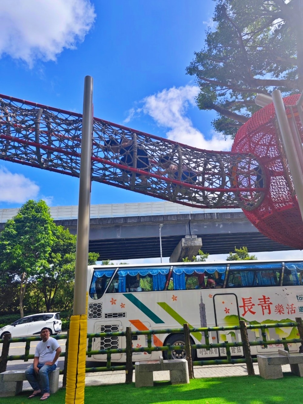三重同安36公園(蘋果樹公園) 蘋果溜滑梯/毛毛蟲鞦韆 鑽龍步道平台好玩又刺激! - 第13張圖 三重同安36公園(蘋果樹公園) 蘋果溜滑梯/毛毛蟲鞦韆 鑽龍步道平台好玩又刺激!