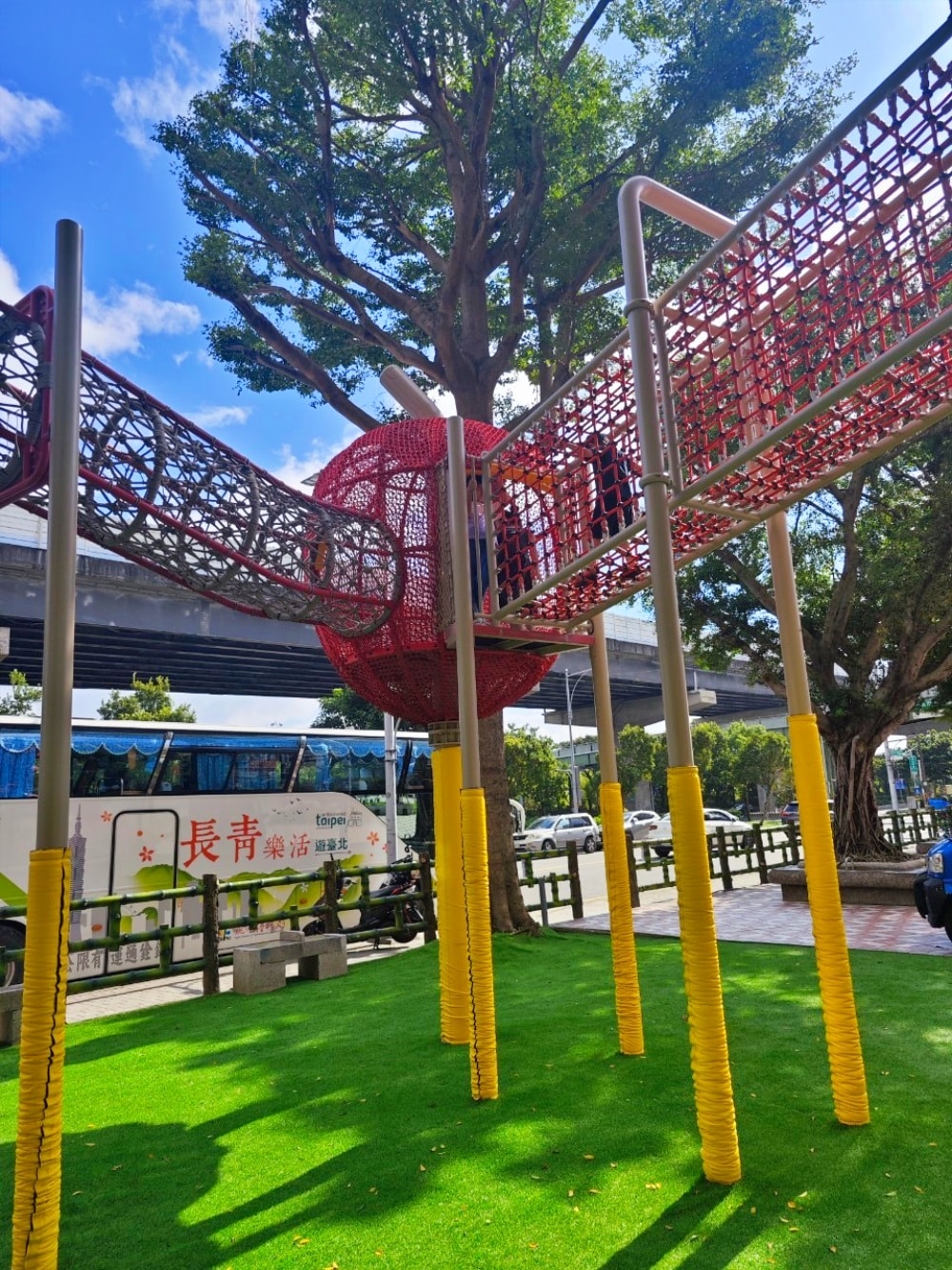 三重同安36公園(蘋果樹公園) 蘋果溜滑梯/毛毛蟲鞦韆 鑽龍步道平台好玩又刺激! - 第9張圖 三重同安36公園(蘋果樹公園) 蘋果溜滑梯/毛毛蟲鞦韆 鑽龍步道平台好玩又刺激!