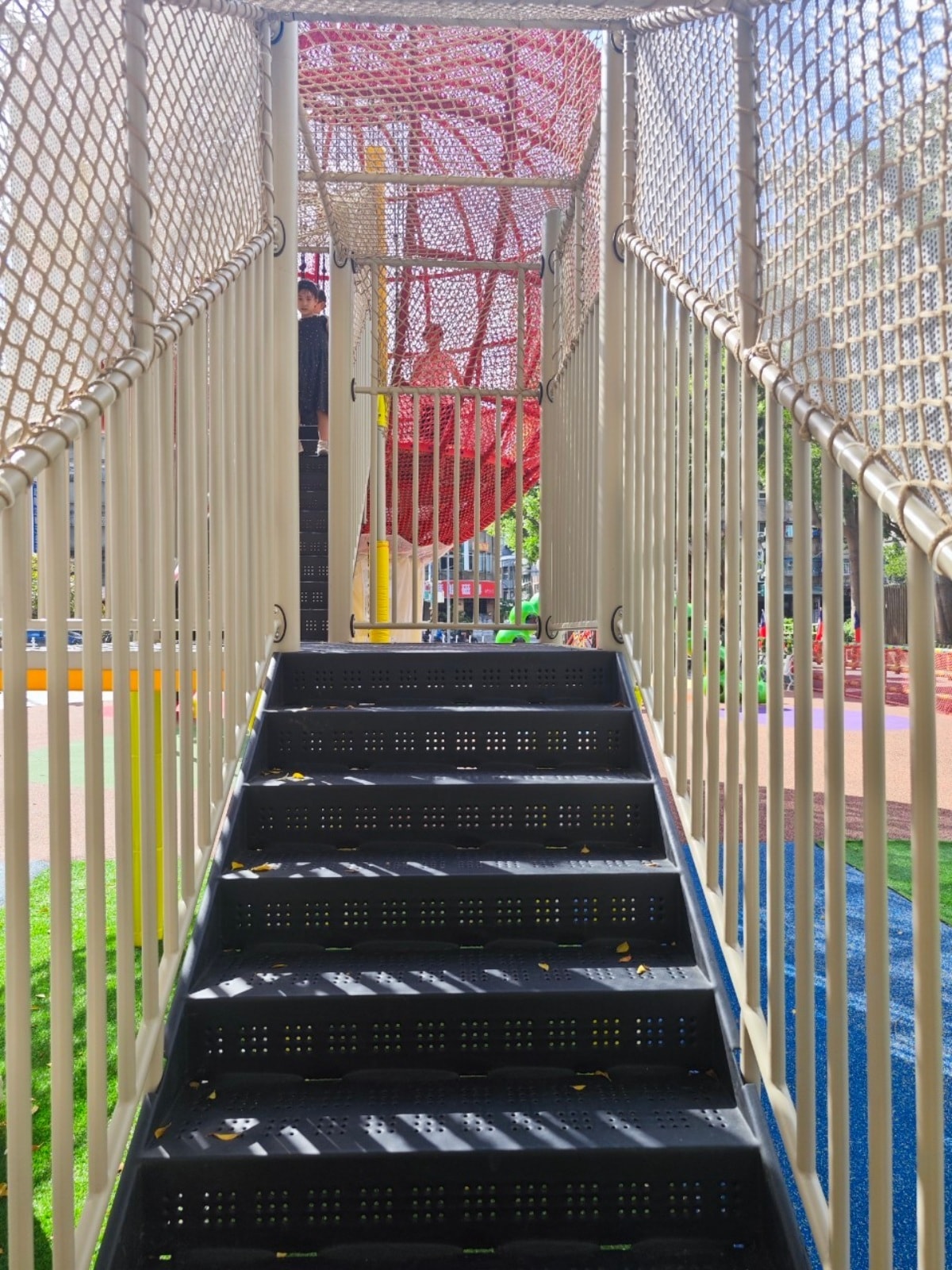 三重同安36公園(蘋果樹公園) 蘋果溜滑梯/毛毛蟲鞦韆 鑽龍步道平台好玩又刺激! - 第7張圖 三重同安36公園(蘋果樹公園) 蘋果溜滑梯/毛毛蟲鞦韆 鑽龍步道平台好玩又刺激!