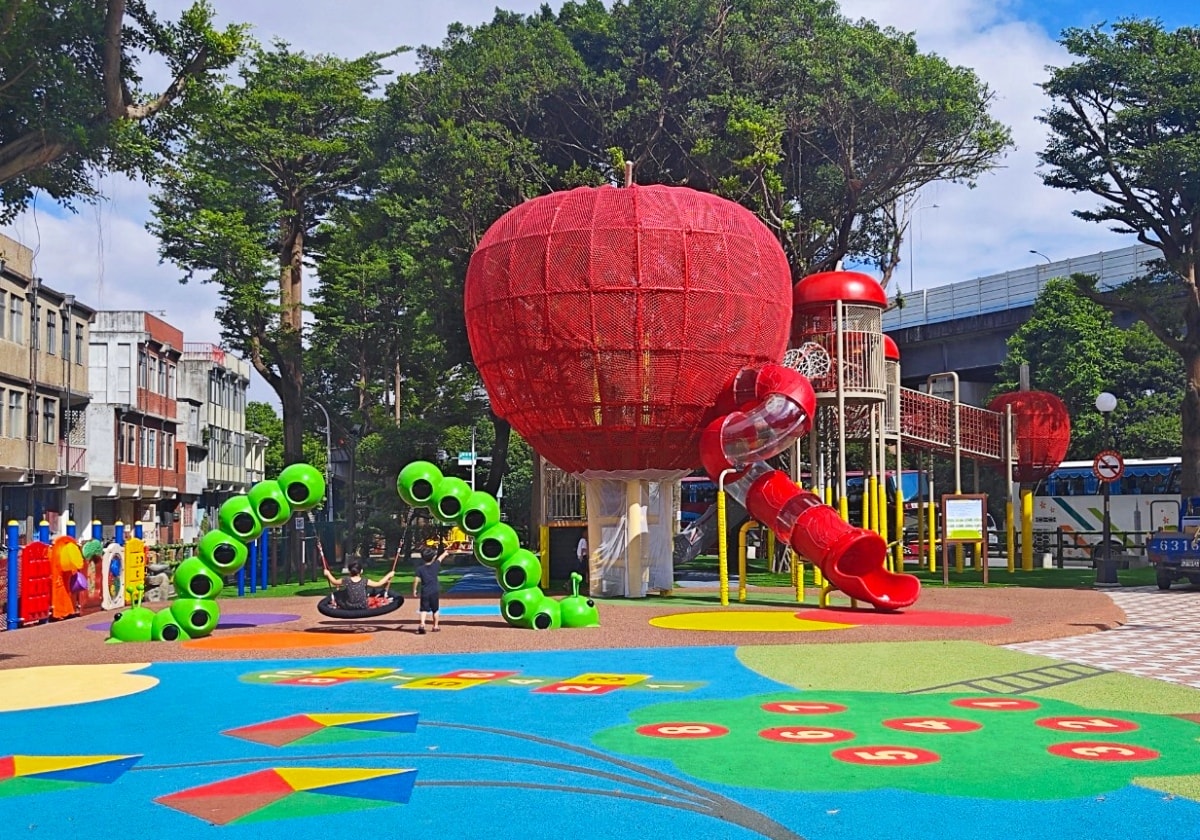三重同安36公園(蘋果樹公園) 蘋果溜滑梯/毛毛蟲鞦韆 鑽龍步道平台好玩又刺激! - 第3張圖 三重同安36公園(蘋果樹公園) 蘋果溜滑梯/毛毛蟲鞦韆 鑽龍步道平台好玩又刺激!