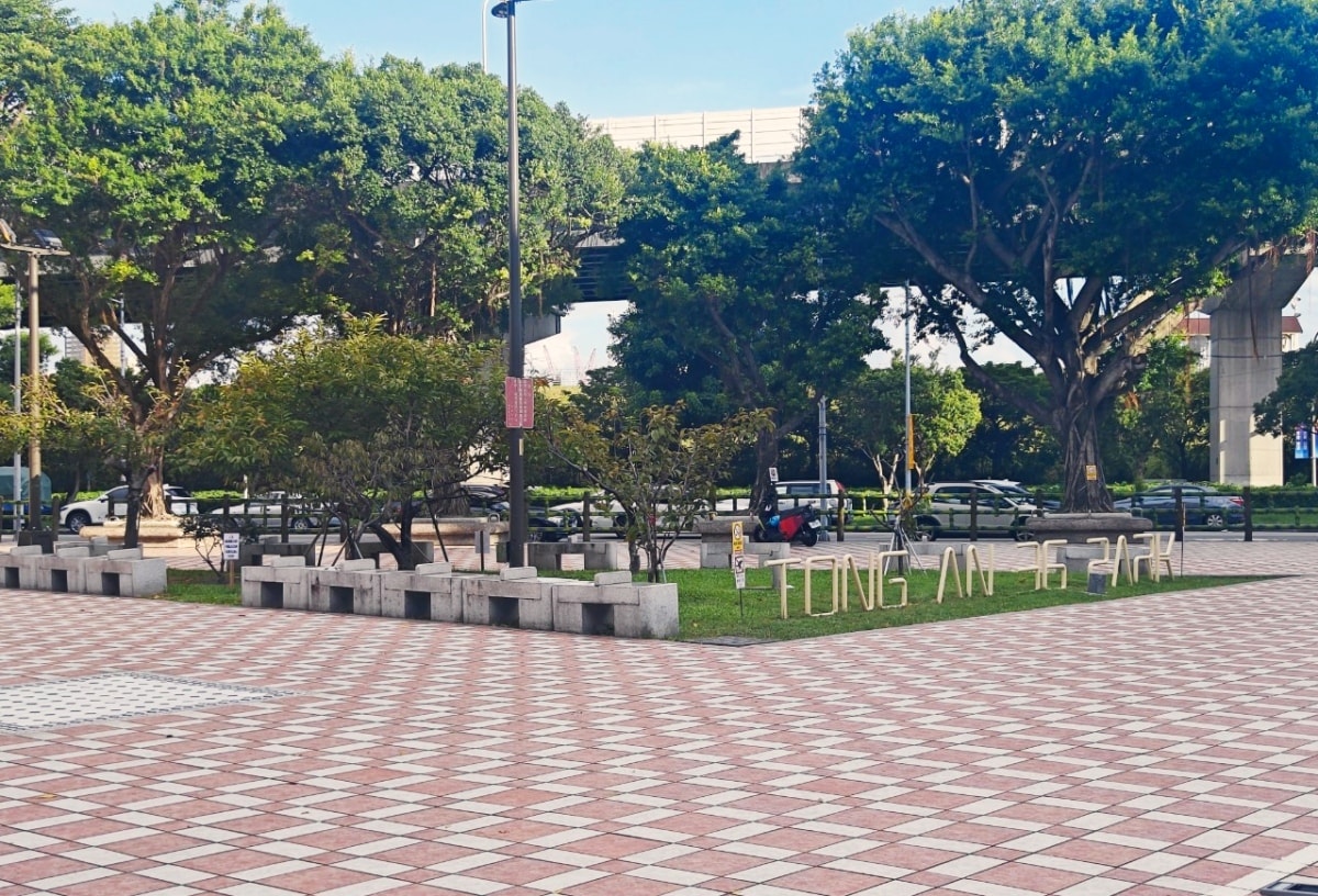 三重同安36公園(蘋果樹公園) 蘋果溜滑梯/毛毛蟲鞦韆 鑽龍步道平台好玩又刺激! - 第2張圖 三重同安36公園(蘋果樹公園) 蘋果溜滑梯/毛毛蟲鞦韆 鑽龍步道平台好玩又刺激!