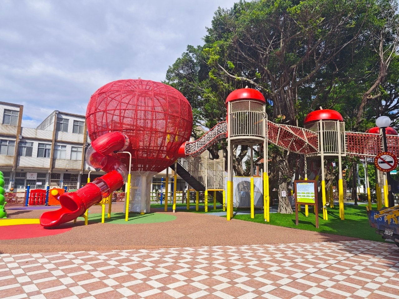 三重同安36公園(蘋果樹公園) 蘋果溜滑梯/毛毛蟲鞦韆 鑽龍步道平台好玩又刺激! - 第5張圖 三重同安36公園(蘋果樹公園) 蘋果溜滑梯/毛毛蟲鞦韆 鑽龍步道平台好玩又刺激!
