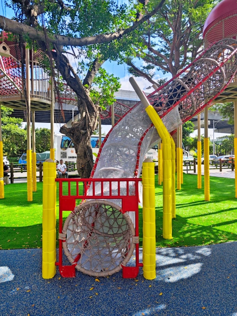 三重同安36公園(蘋果樹公園) 蘋果溜滑梯/毛毛蟲鞦韆 鑽龍步道平台好玩又刺激! - 第12張圖 三重同安36公園(蘋果樹公園) 蘋果溜滑梯/毛毛蟲鞦韆 鑽龍步道平台好玩又刺激!
