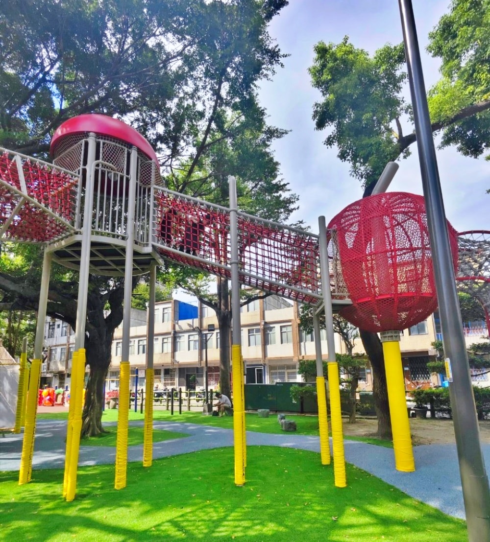 三重同安36公園(蘋果樹公園) 蘋果溜滑梯/毛毛蟲鞦韆 鑽龍步道平台好玩又刺激! - 第11張圖 三重同安36公園(蘋果樹公園) 蘋果溜滑梯/毛毛蟲鞦韆 鑽龍步道平台好玩又刺激!