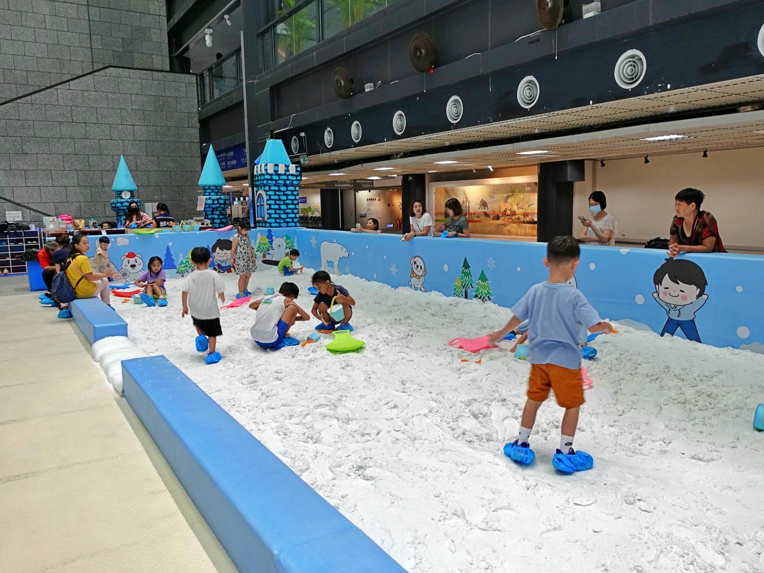 高雄|熱雪天堂探索樂園2.0 兒童滑雪樂園&三層樓高溜滑梯 - 第10張圖 高雄|熱雪天堂探索樂園2.0 兒童滑雪樂園&三層樓高溜滑梯