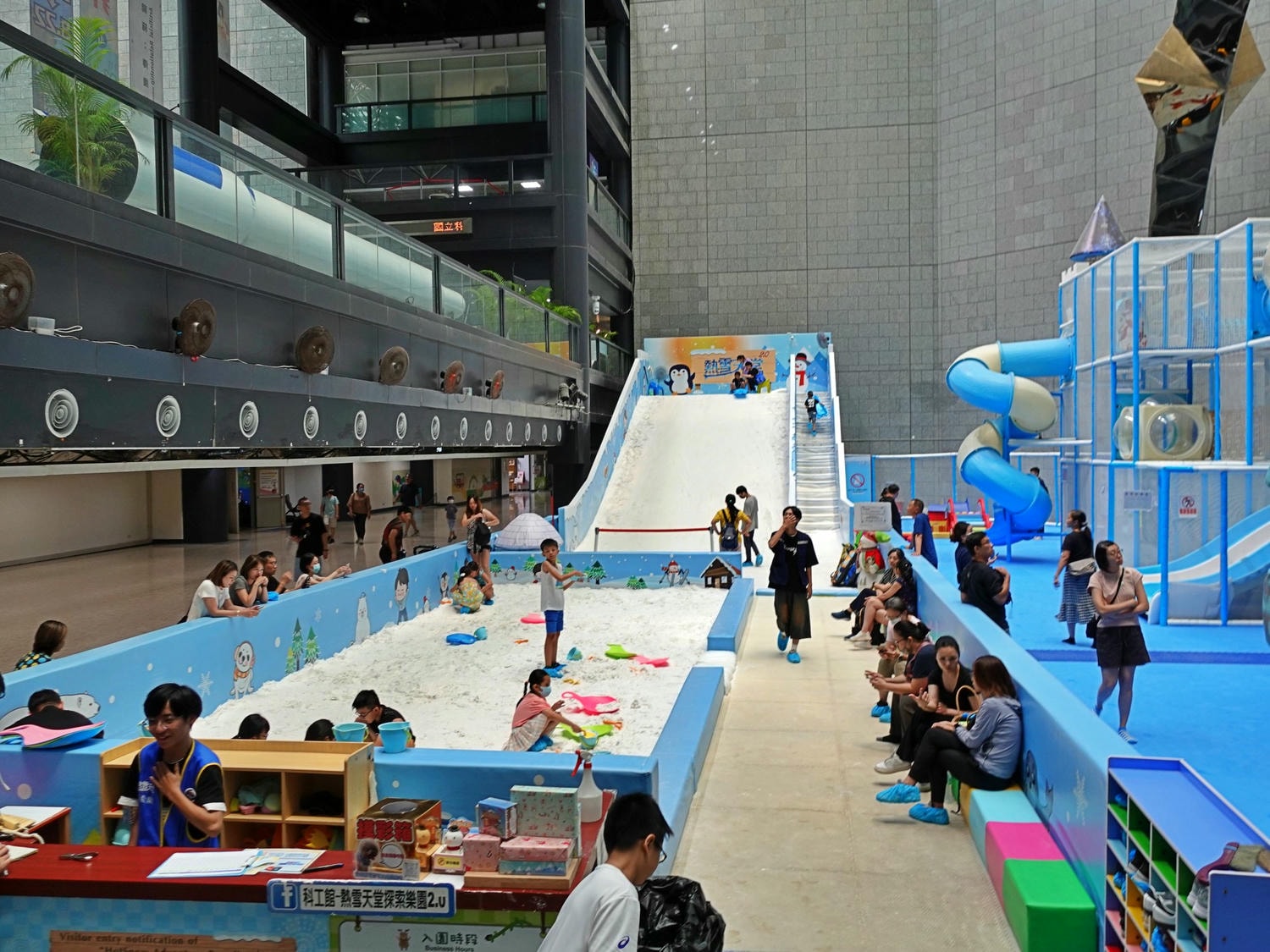 高雄|熱雪天堂探索樂園2.0 兒童滑雪樂園&三層樓高溜滑梯 - 第7張圖 高雄|熱雪天堂探索樂園2.0 兒童滑雪樂園&三層樓高溜滑梯
