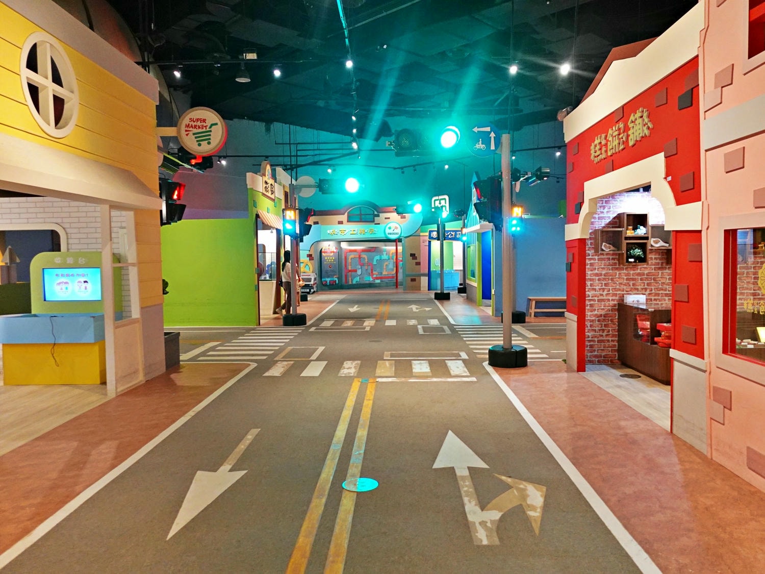 高雄科工館B1 FUN城市展示廳 兒童交通公園開車超好玩! - 第8張圖 高雄科工館B1 FUN城市展示廳 兒童交通公園開車超好玩!