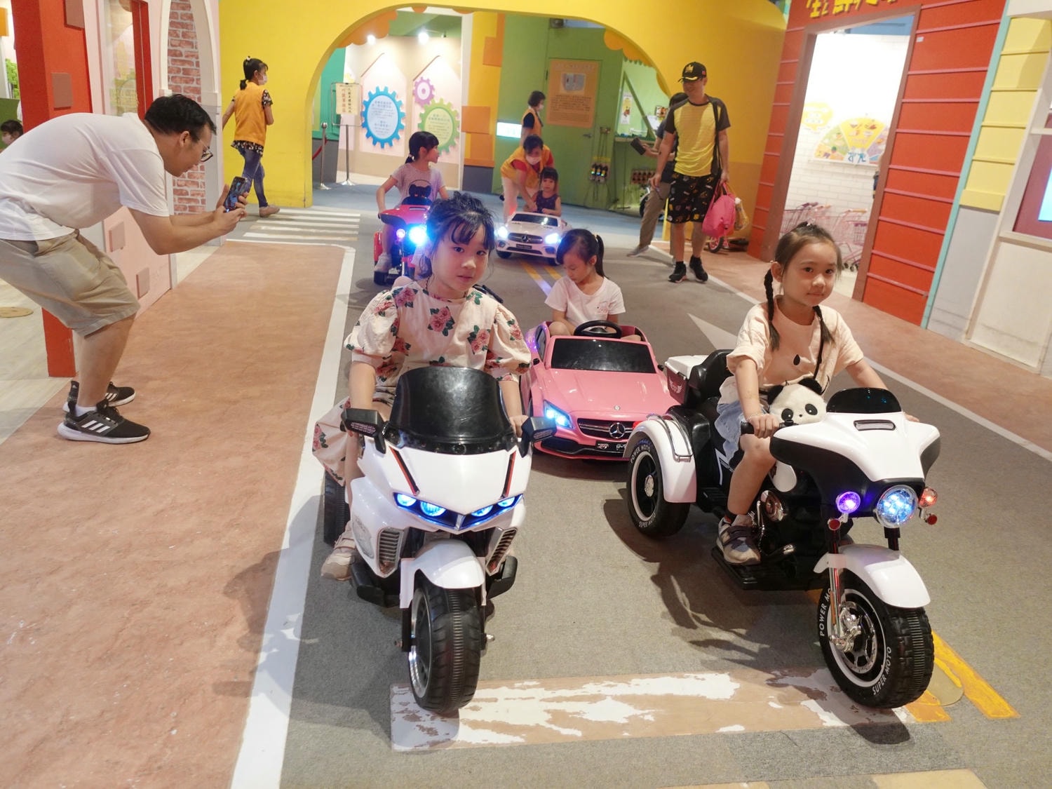 高雄科工館B1 FUN城市展示廳 兒童交通公園開車超好玩! - 第11張圖 高雄科工館B1 FUN城市展示廳 兒童交通公園開車超好玩!