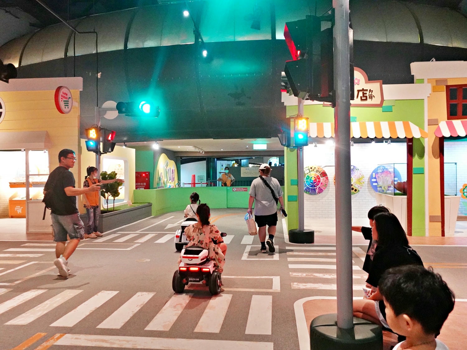 高雄科工館B1 FUN城市展示廳 兒童交通公園開車超好玩! - 第12張圖 高雄科工館B1 FUN城市展示廳 兒童交通公園開車超好玩!