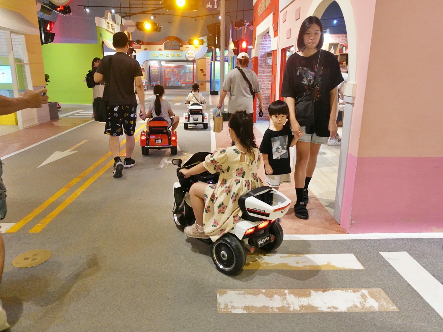 高雄科工館B1 FUN城市展示廳 兒童交通公園開車超好玩! - 第13張圖 高雄科工館B1 FUN城市展示廳 兒童交通公園開車超好玩!