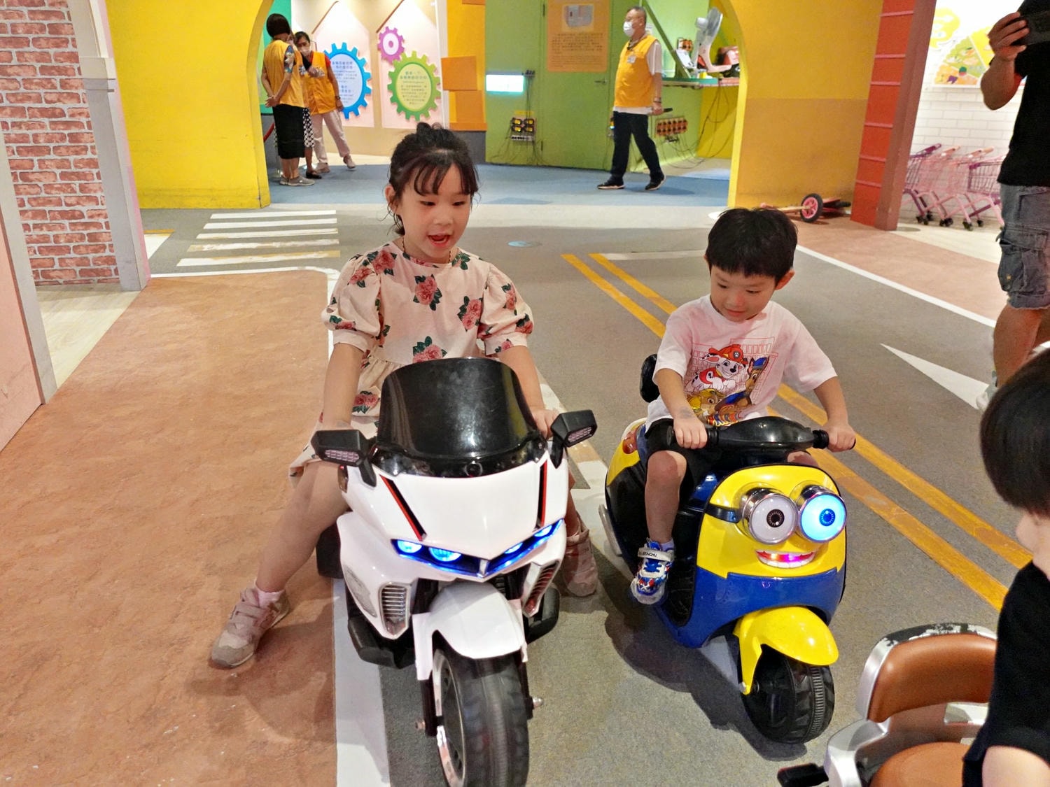 高雄科工館B1 FUN城市展示廳 兒童交通公園開車超好玩! - 第16張圖 高雄科工館B1 FUN城市展示廳 兒童交通公園開車超好玩!