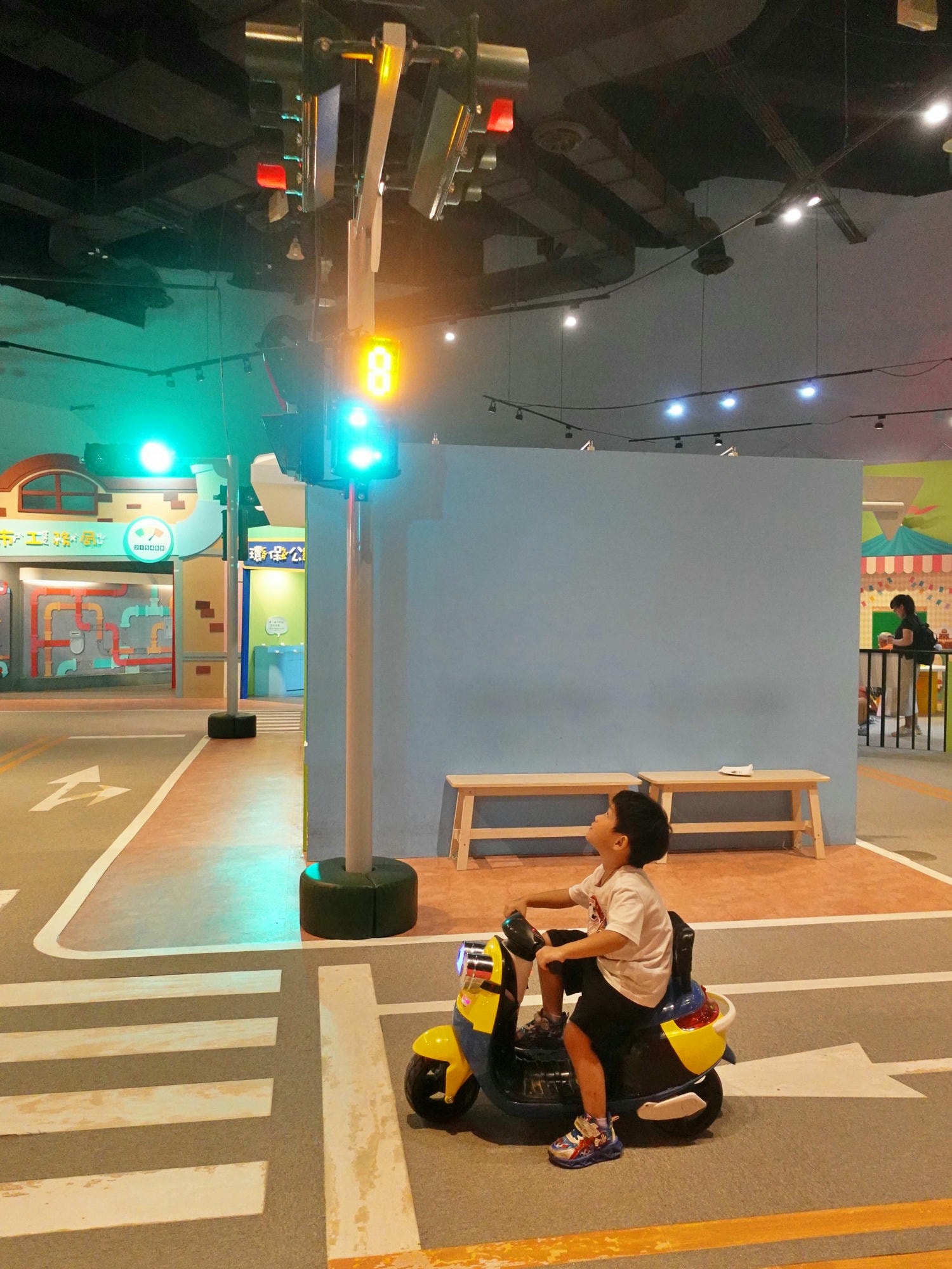 高雄科工館B1 FUN城市展示廳 兒童交通公園開車超好玩! - 第15張圖 高雄科工館B1 FUN城市展示廳 兒童交通公園開車超好玩!