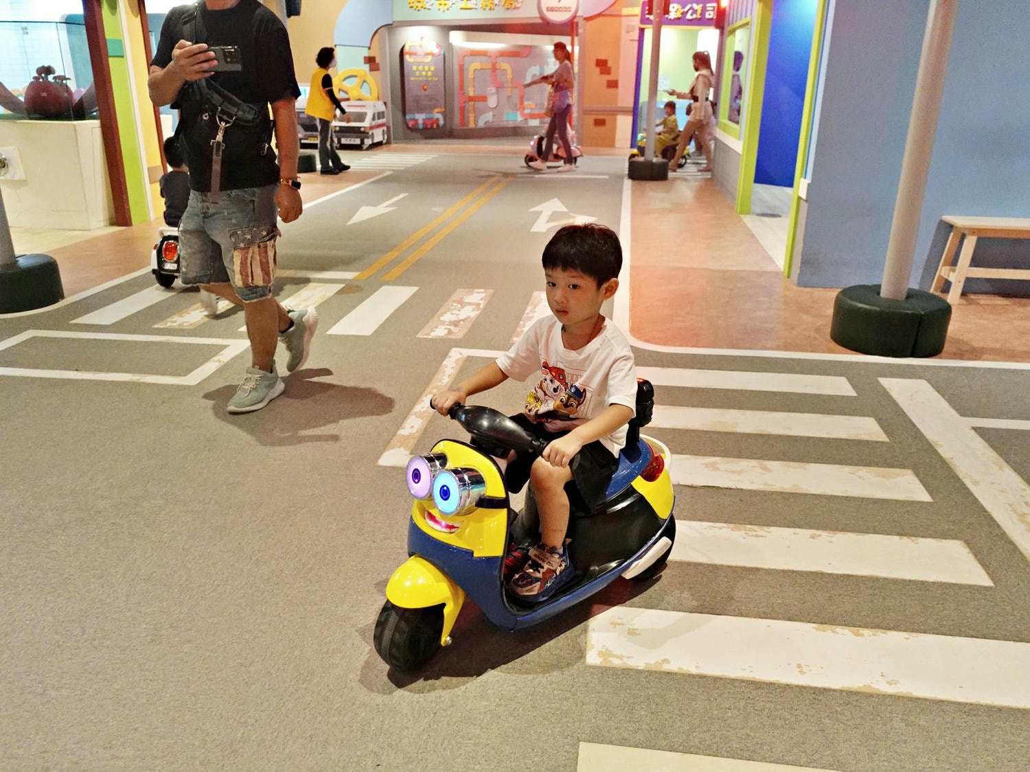高雄科工館B1 FUN城市展示廳 兒童交通公園開車超好玩! - 第14張圖 高雄科工館B1 FUN城市展示廳 兒童交通公園開車超好玩!