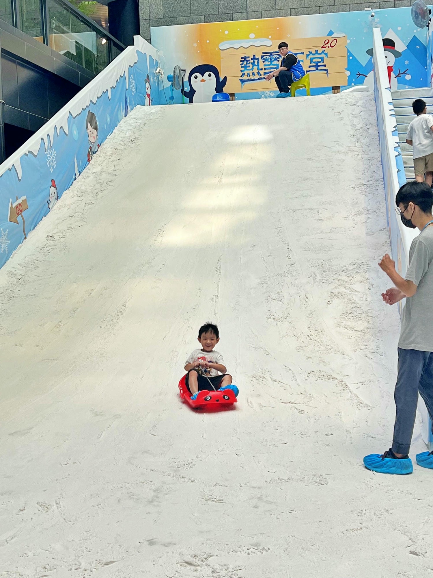 高雄|熱雪天堂探索樂園2.0 兒童滑雪樂園&三層樓高溜滑梯 - 第8張圖 高雄|熱雪天堂探索樂園2.0 兒童滑雪樂園&三層樓高溜滑梯